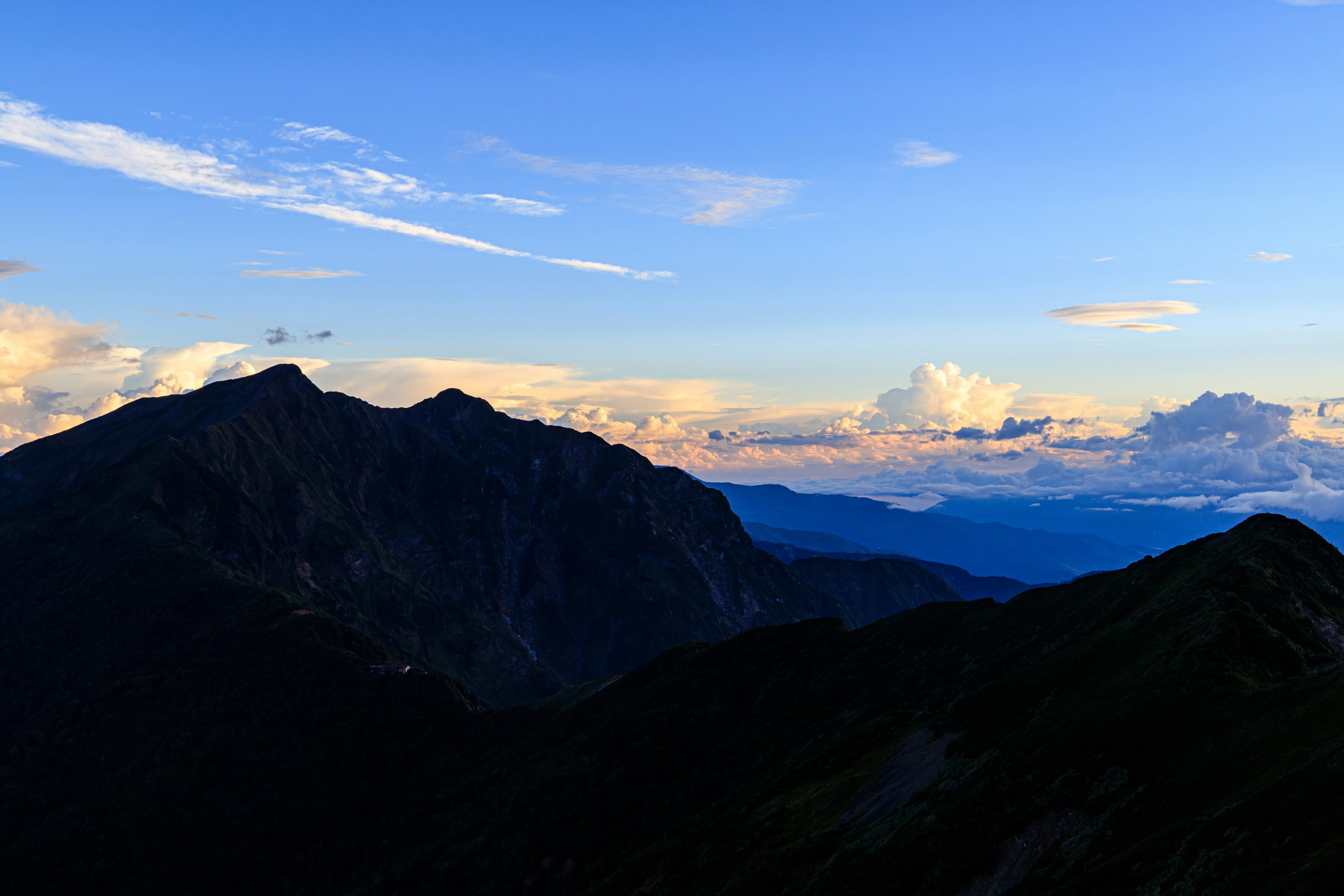 ภูมิทัศน์ภูเขาที่งดงามใต้ท้องฟ้าสีฟ้าพร้อมเมฆ