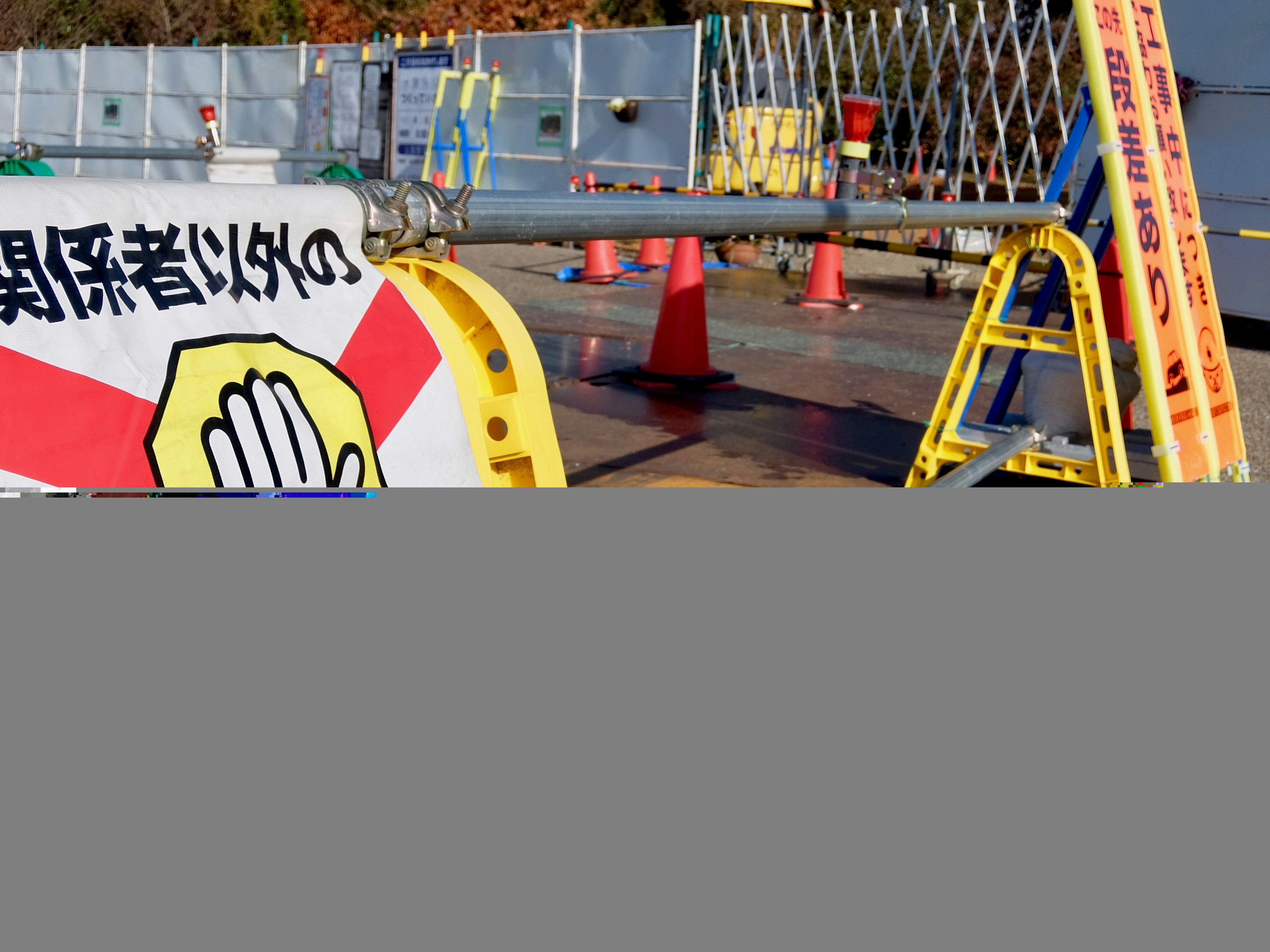 Sitio de construcción con señales de seguridad y barricadas