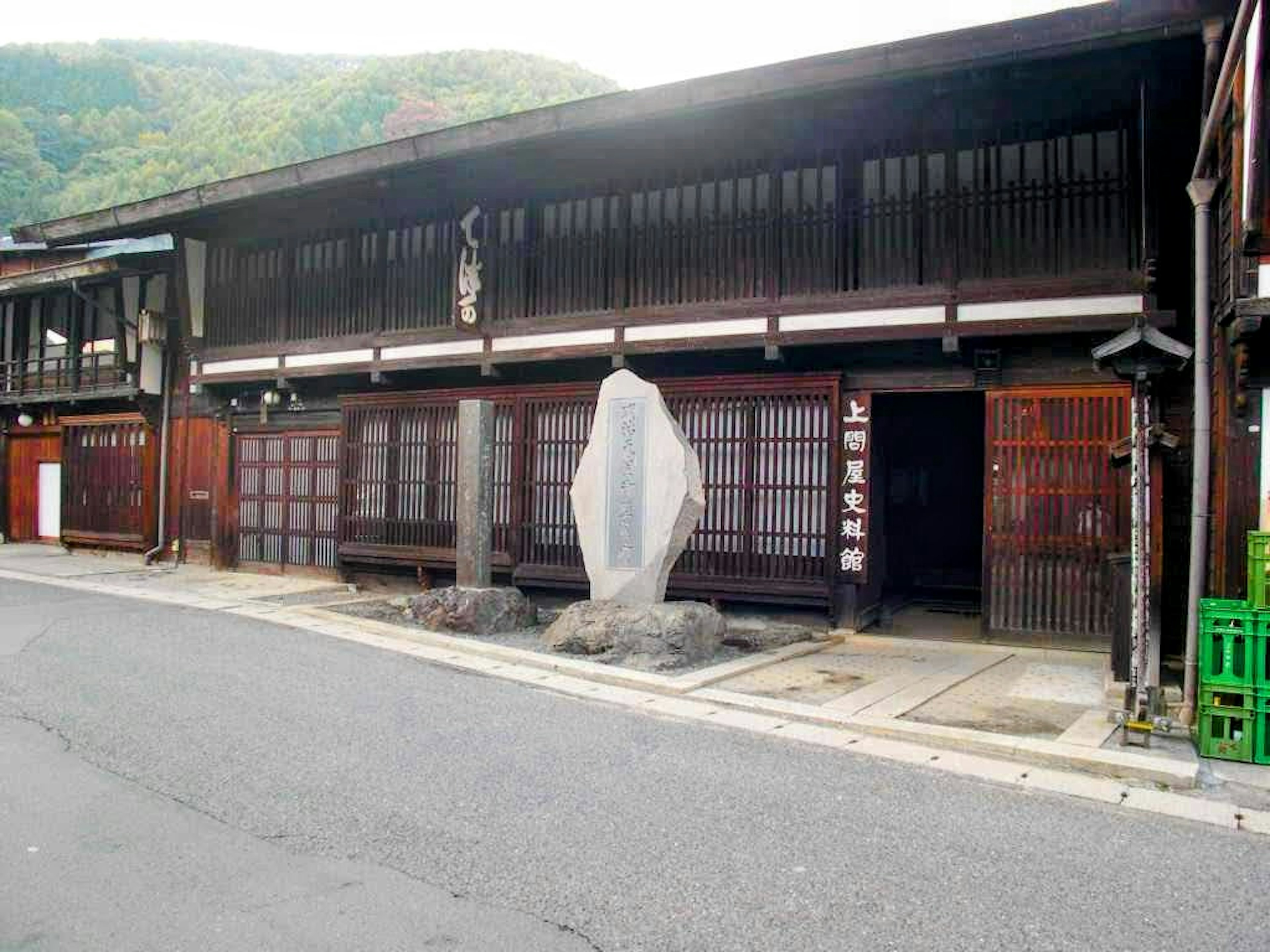 Traditionelles japanisches Gebäude mit einem großen Stein davor