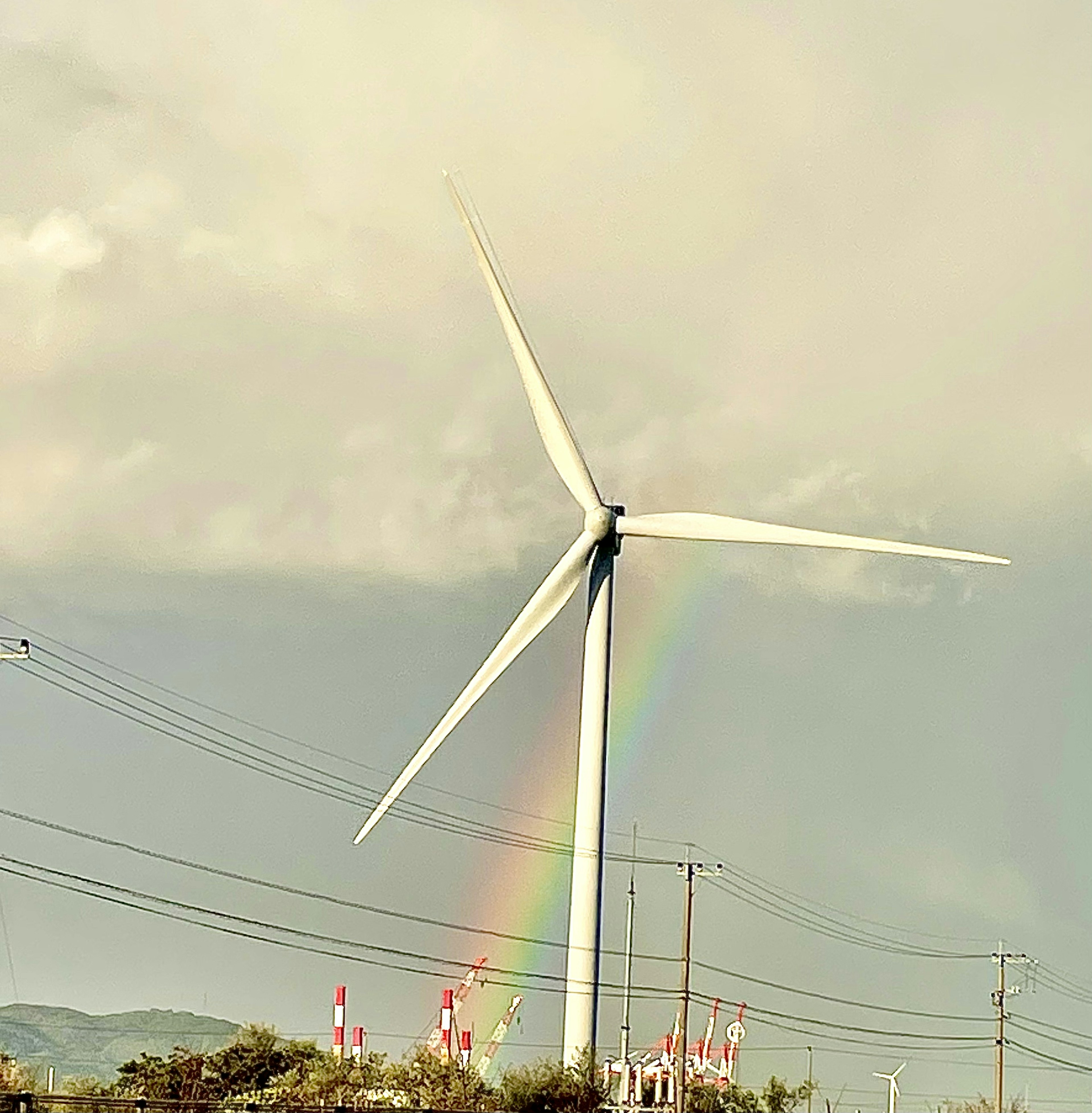 風力発電機と虹が見える風景