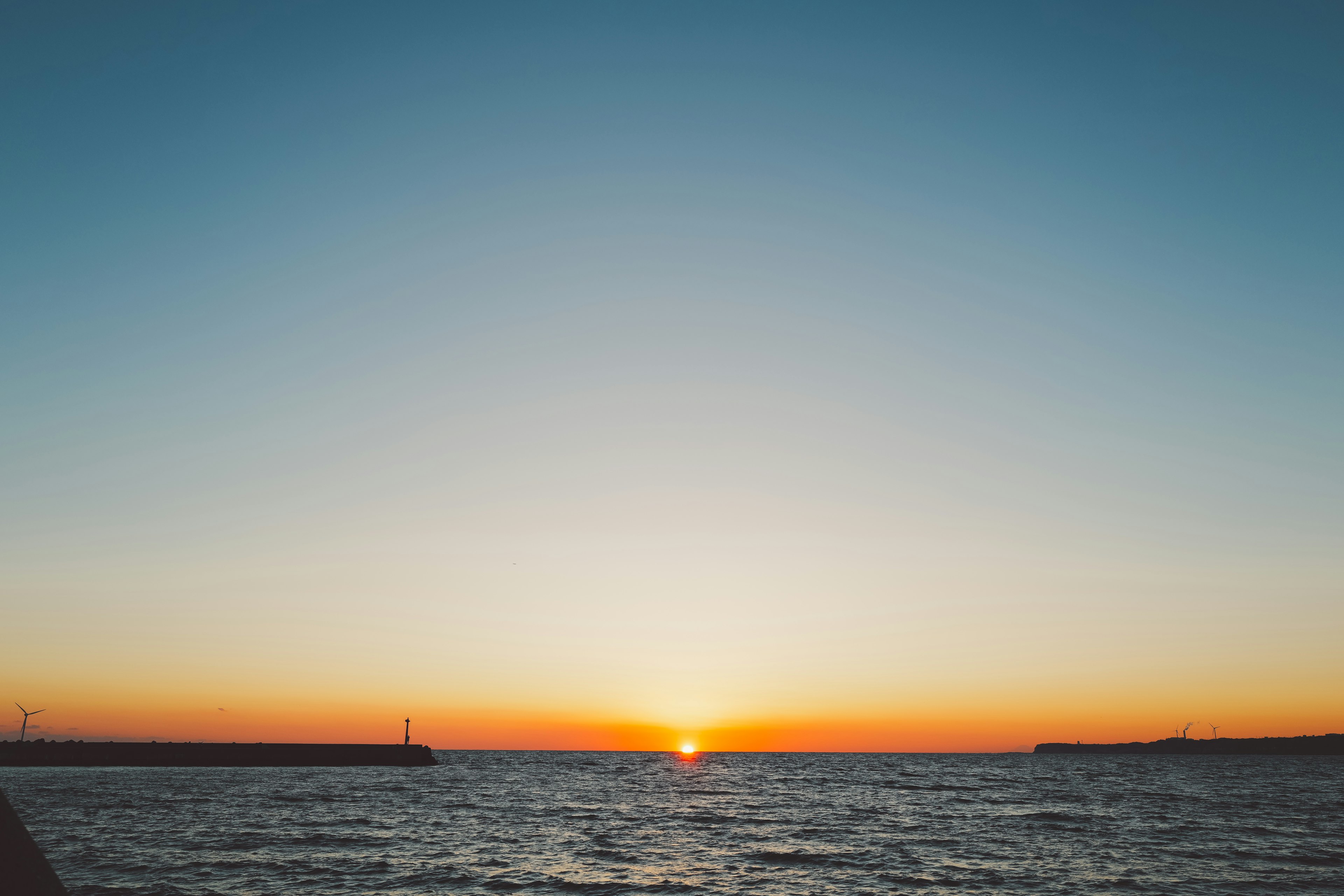 Bellissimo paesaggio marino con il sole che tramonta sull'acqua