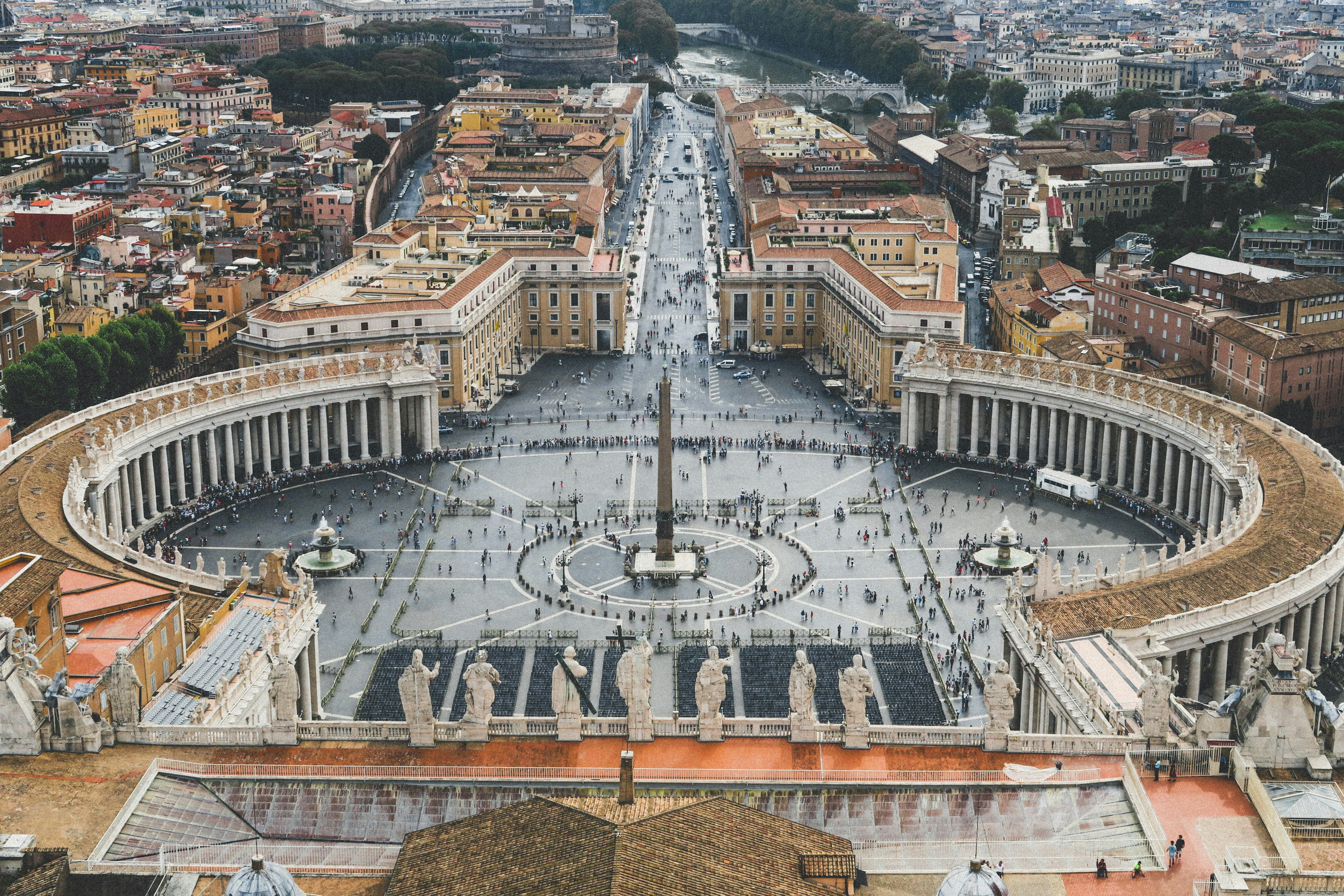 Vista aérea de la Plaza de San Pedro en la Ciudad del Vaticano con un obelisco en el centro rodeado de arquitectura barroca