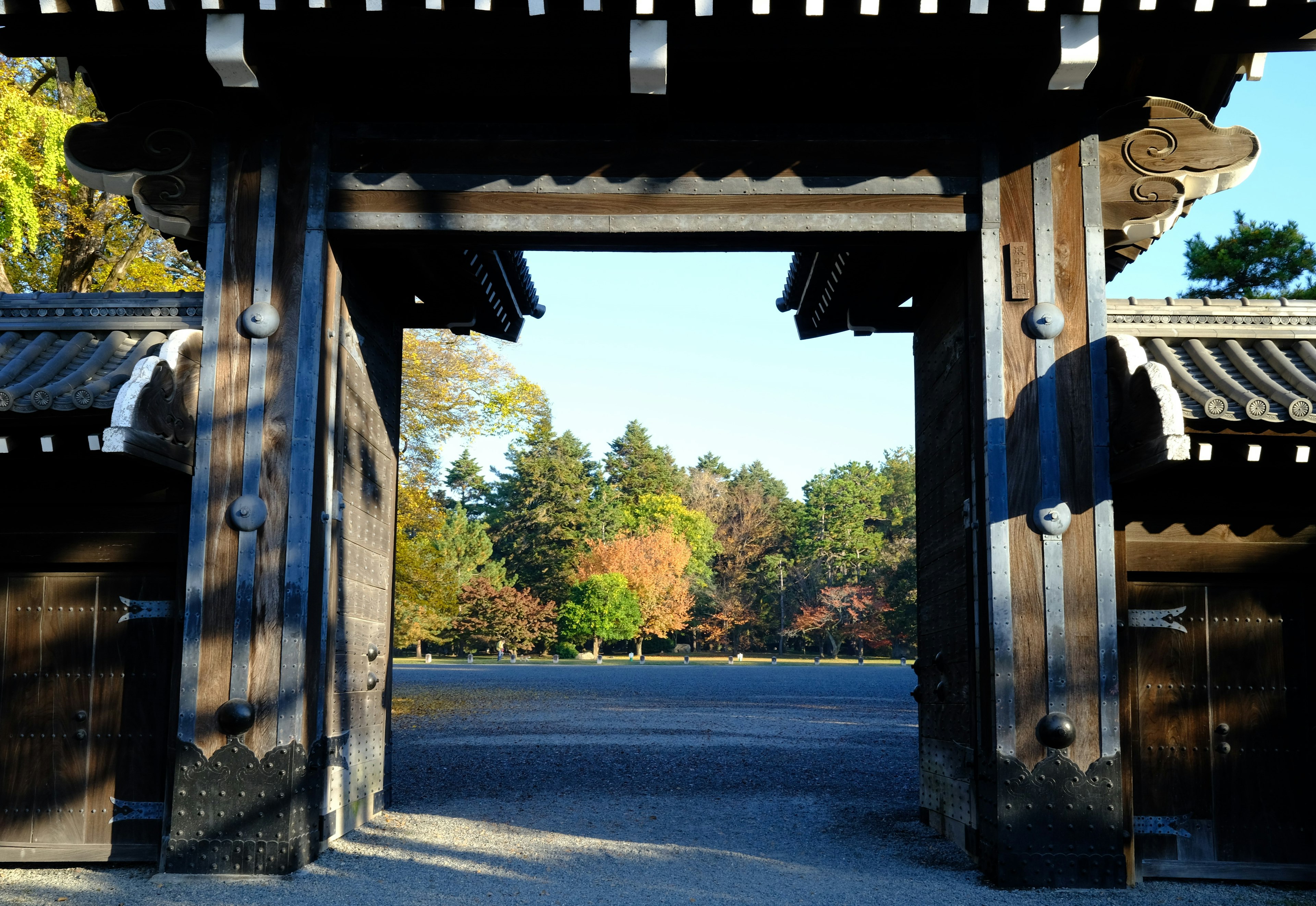 Porte japonaise traditionnelle avec des arbres colorés en arrière-plan