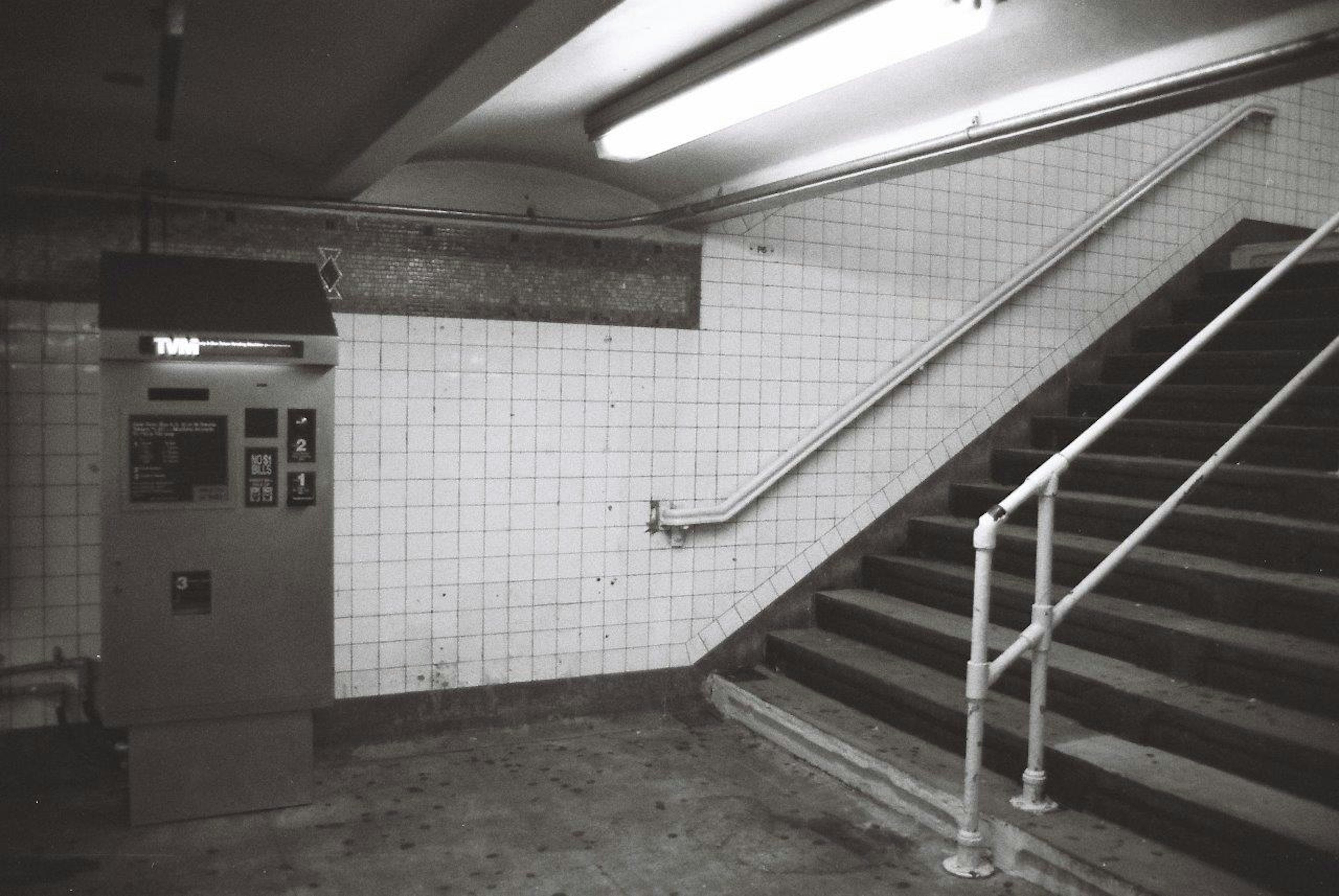 Vista semplice della scala della metropolitana e della macchina dei biglietti