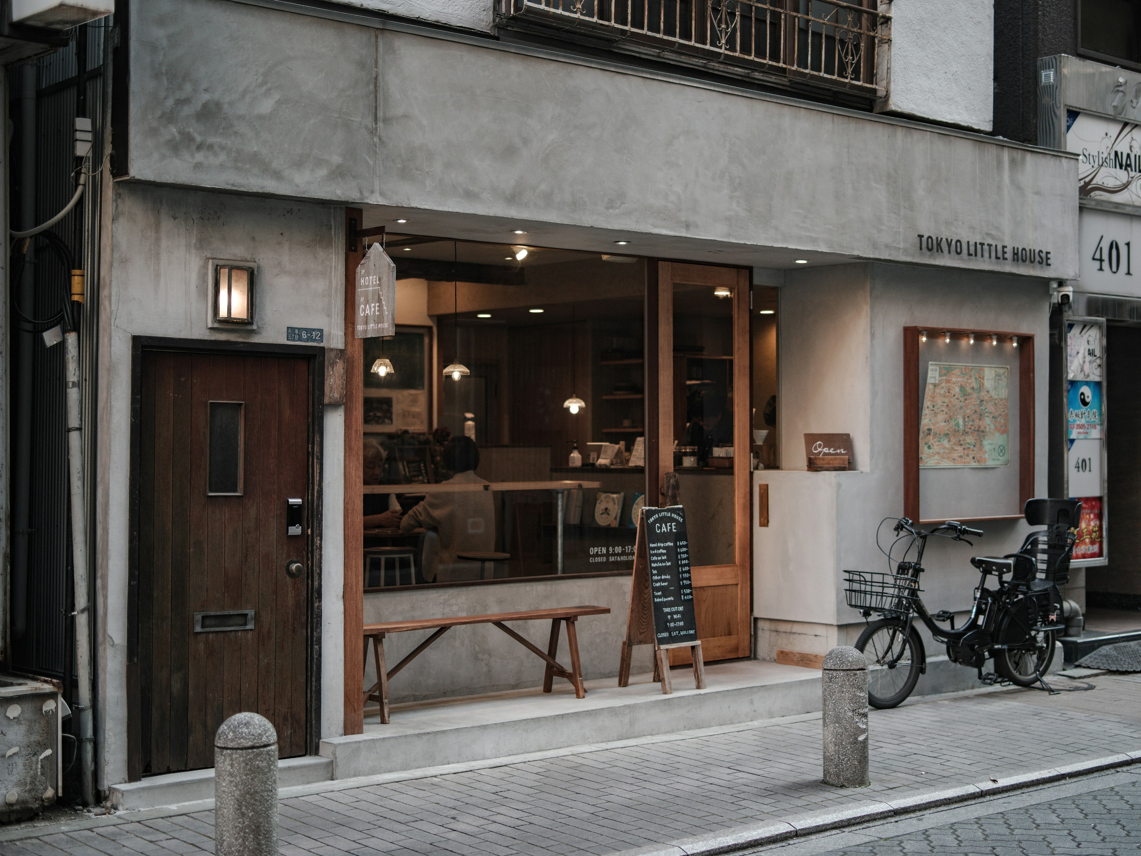 Stilvolle Café-Außenansicht mit großen Fenstern die natürliches Licht hereinlassen sichtbare Holzstühle und -tische