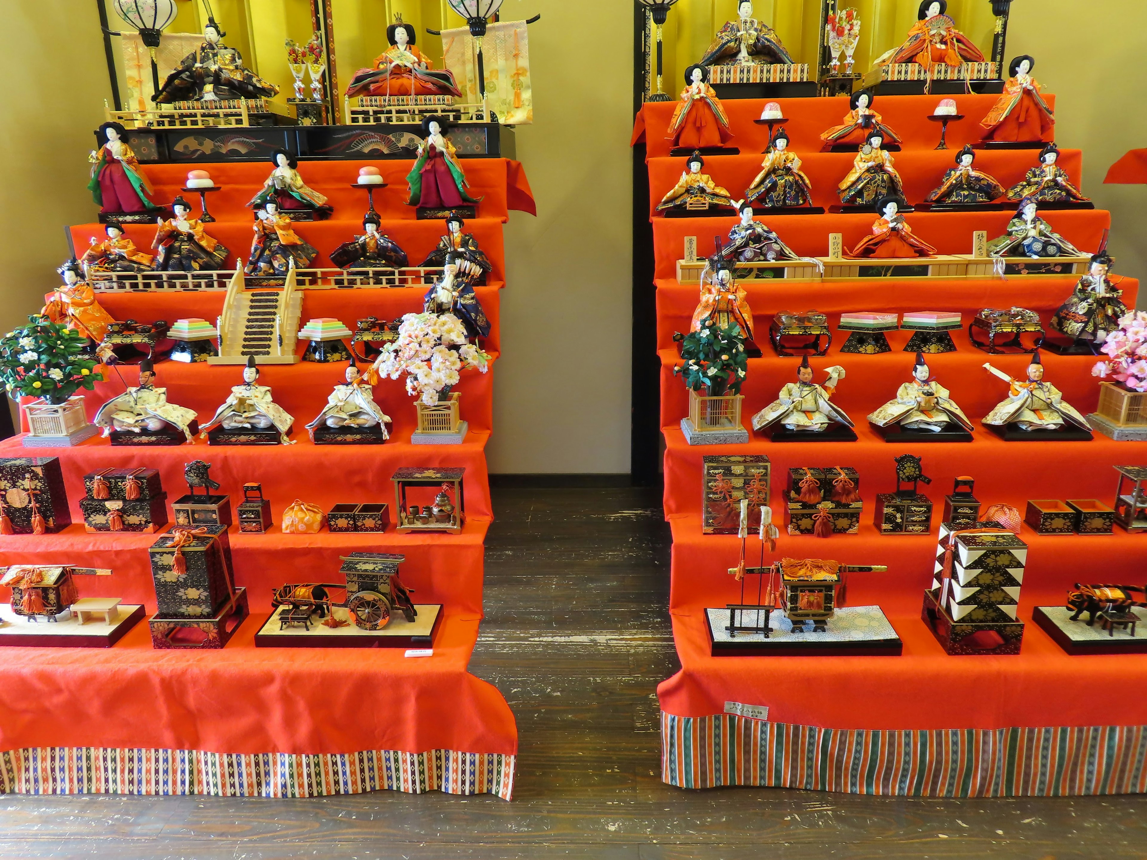 Exhibición en niveles de muñecas Hina Matsuri decoradas