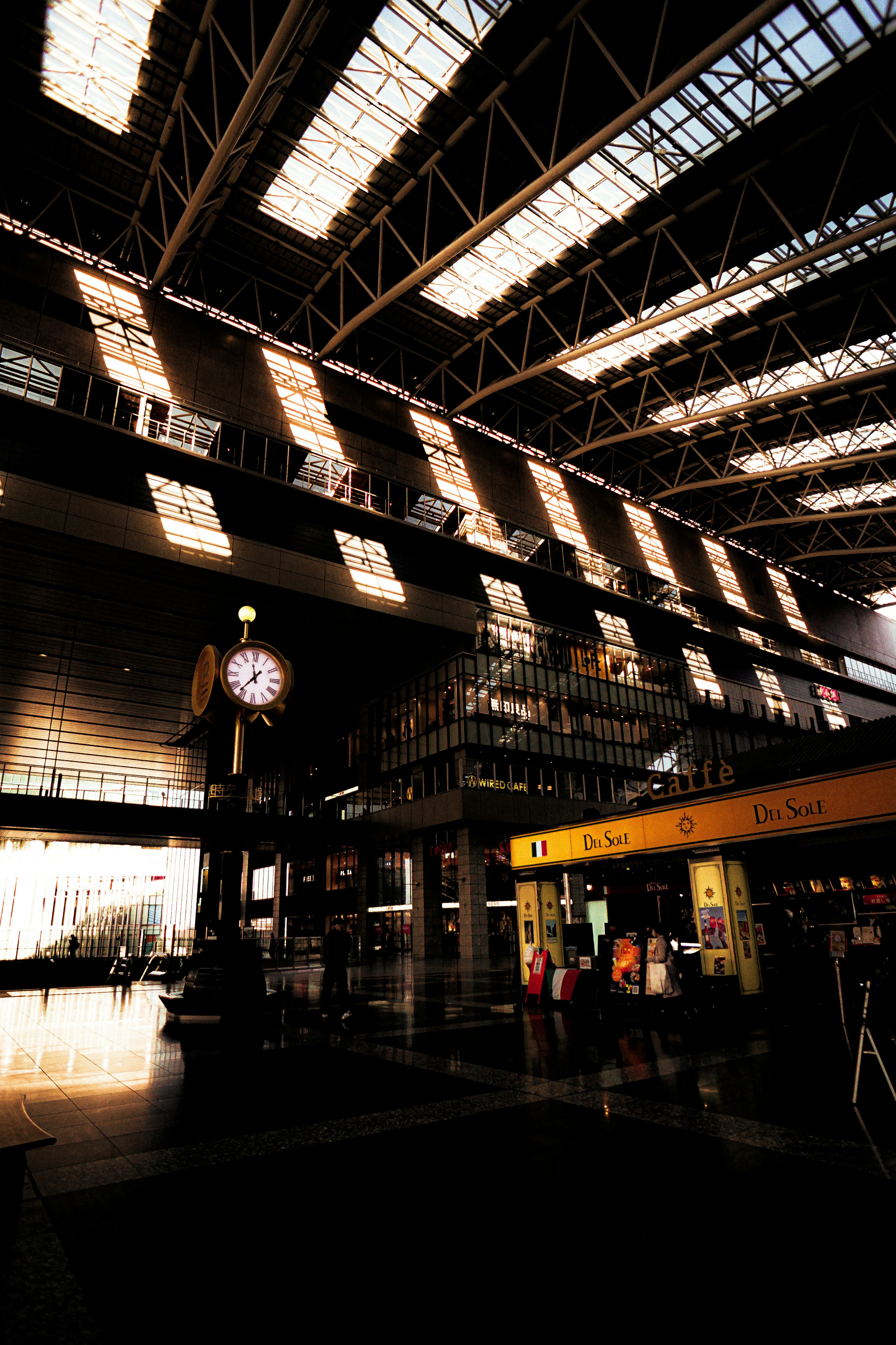 Intérieur d'une gare avec de grandes fenêtres une grande horloge et des éléments de design moderne