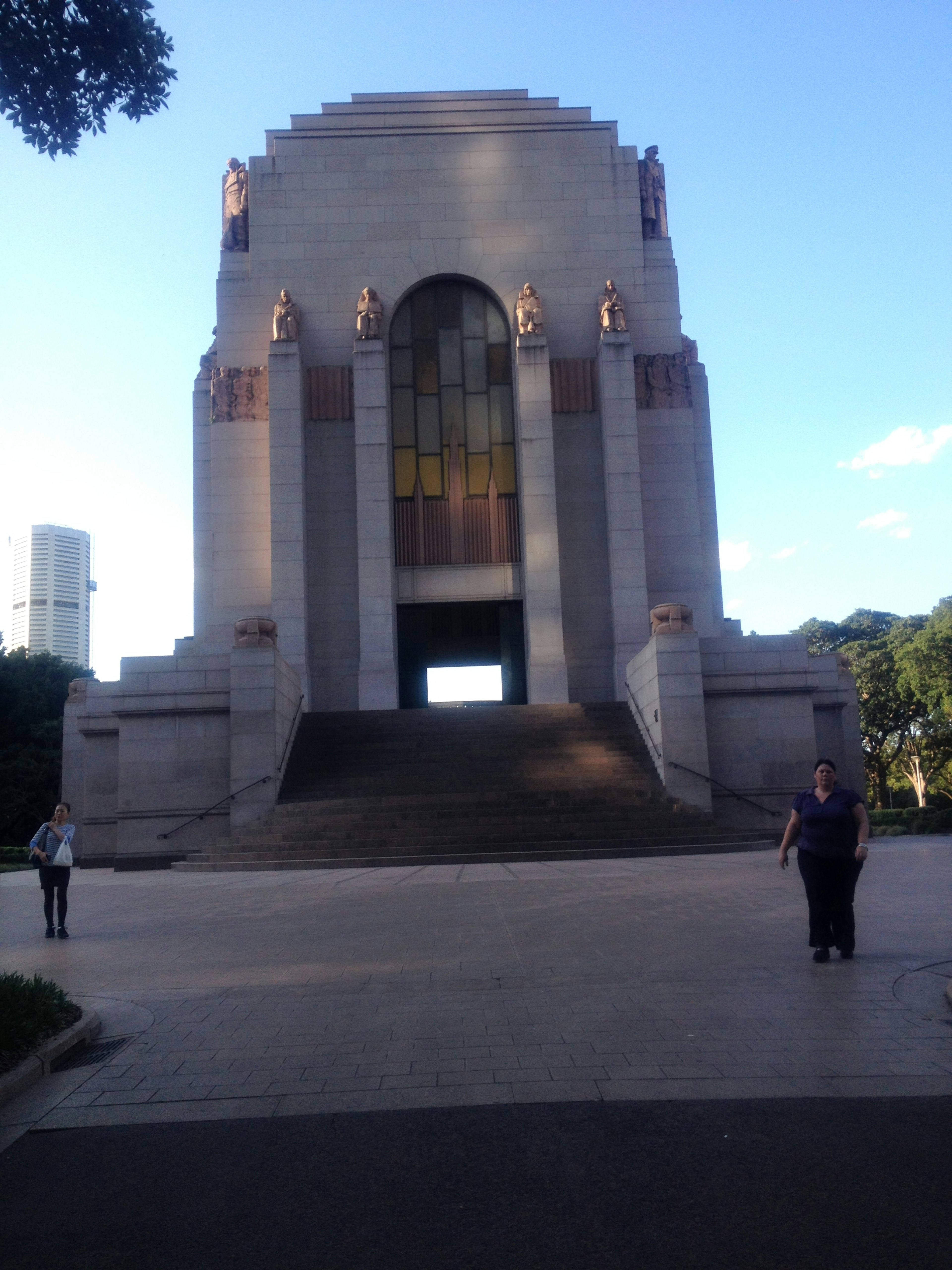 Majestätisches Denkmal im Vordergrund Menschen versammeln sich auf dem Platz Wunderschöner blauer Himmel