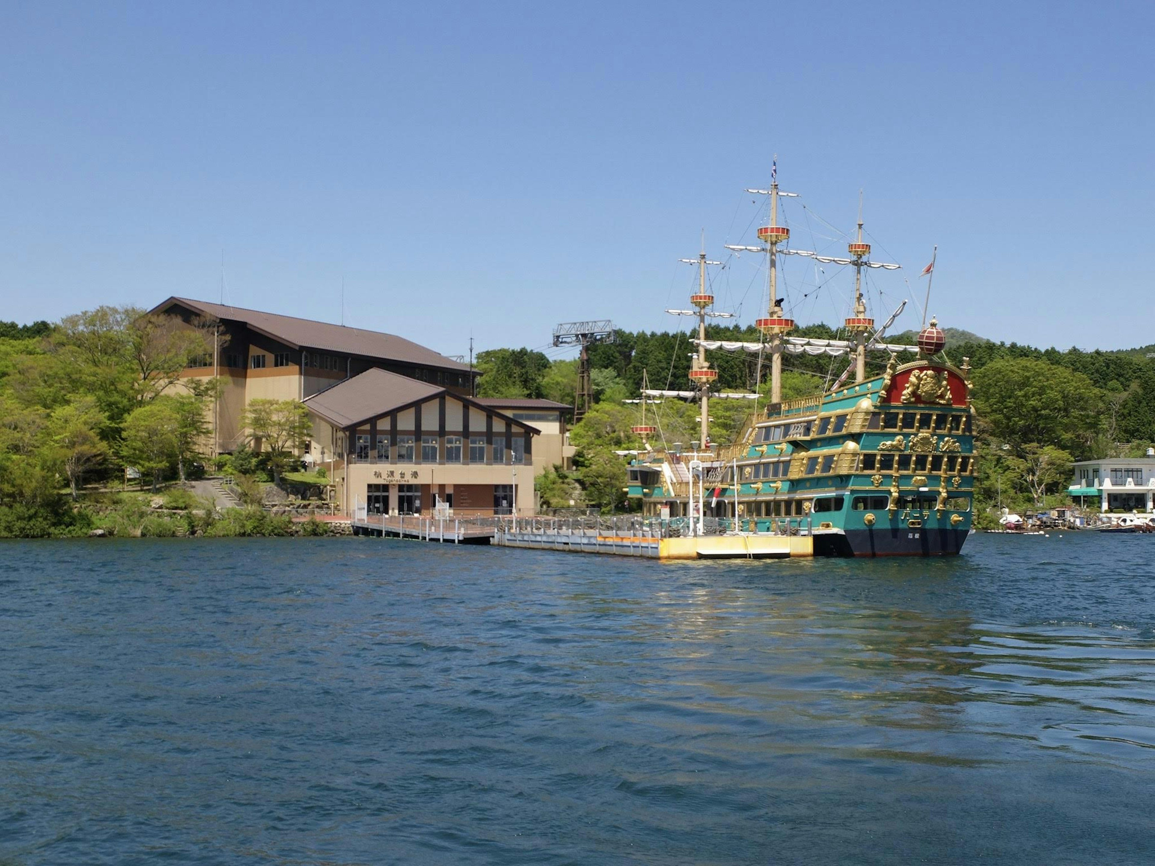 Vista panoramica di una grande nave e di un edificio vicino al lago