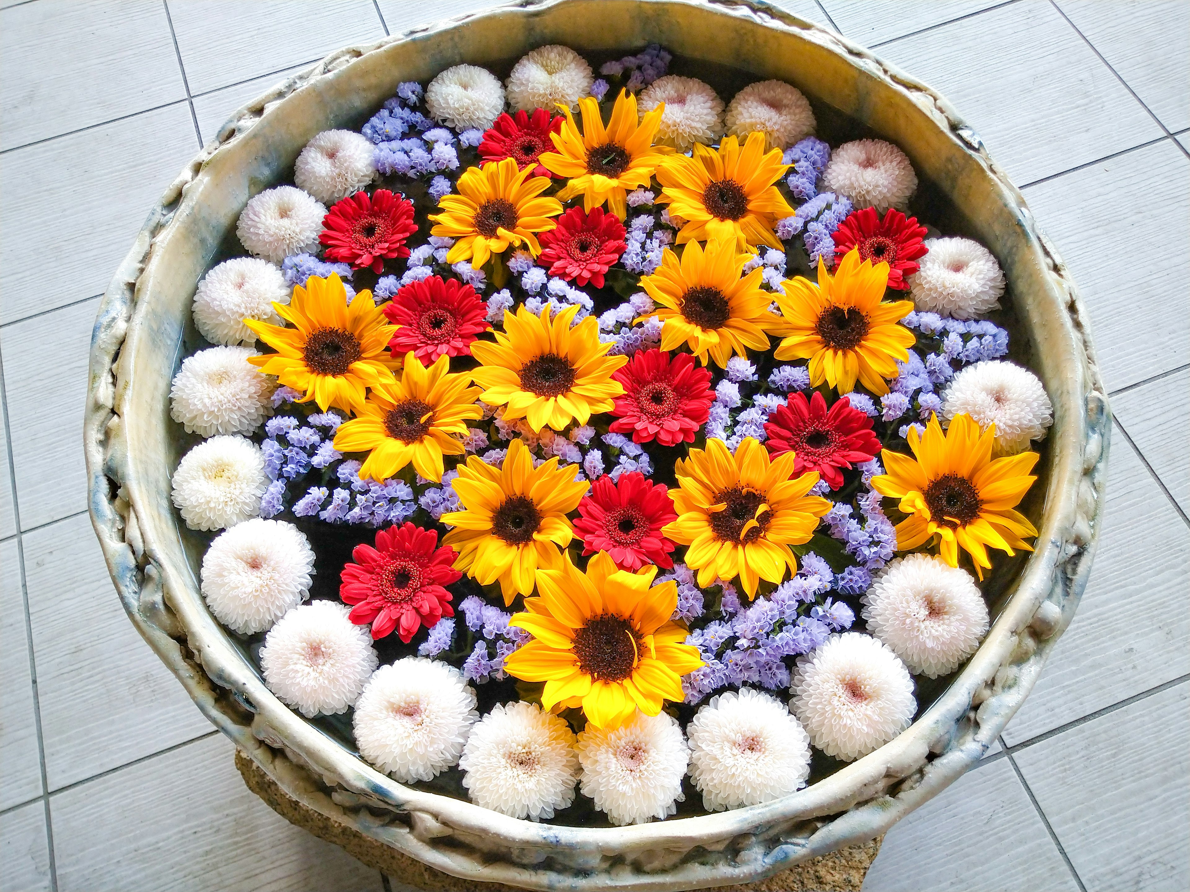 Vivace composizione floreale con girasoli fiori rossi e viola