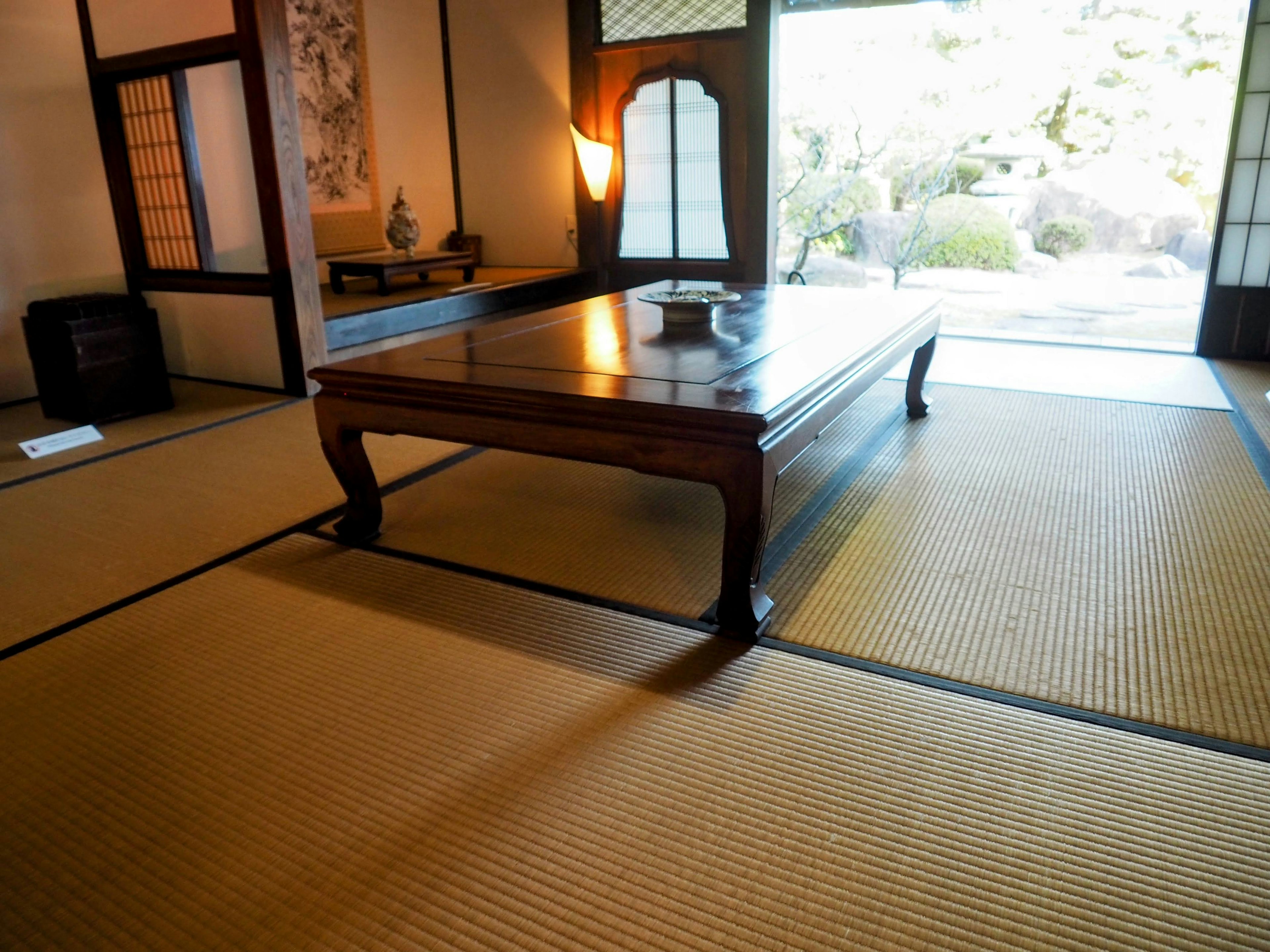 Interior ruangan Jepang tradisional dengan meja kayu dan lantai tatami