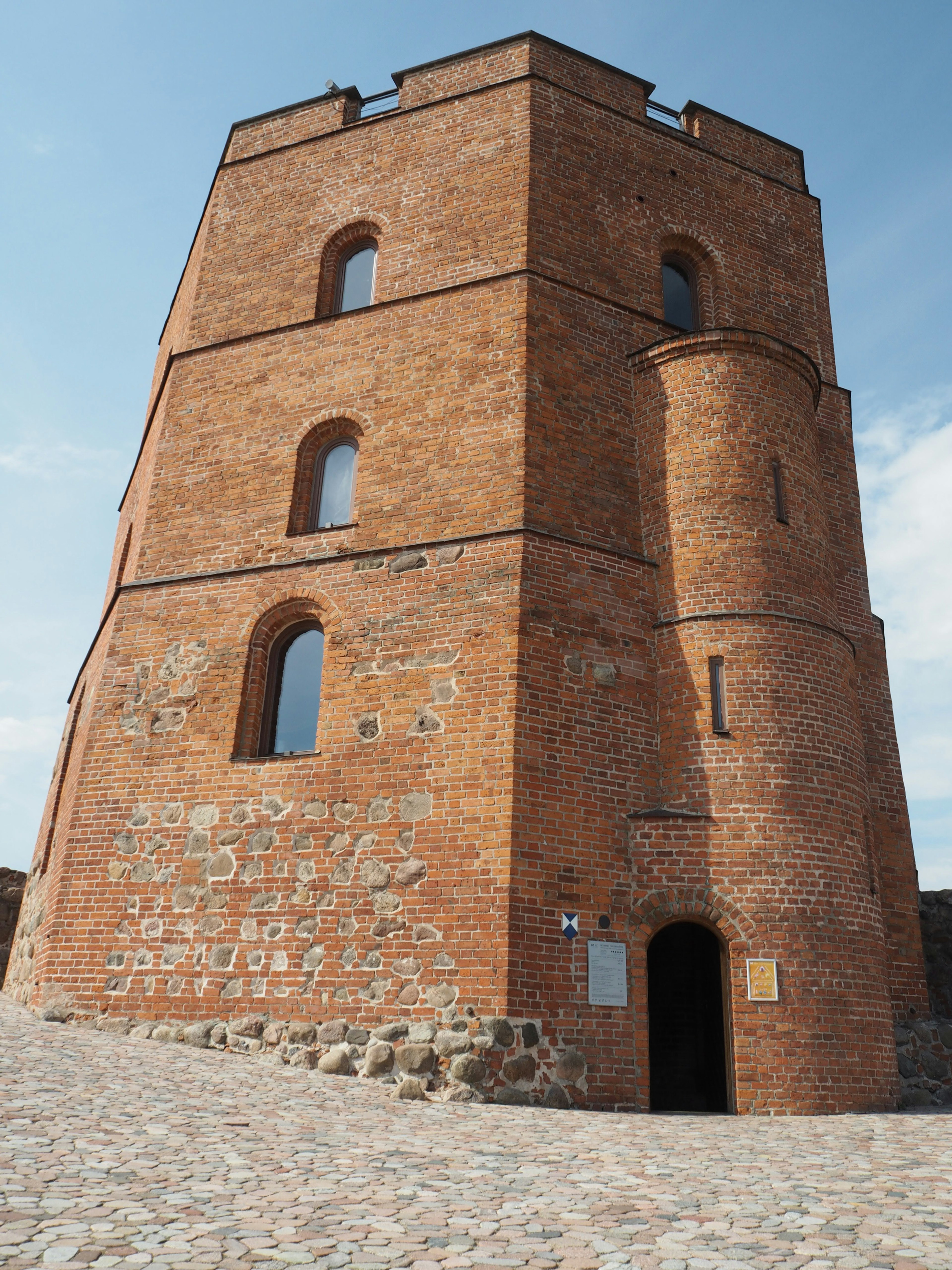 Foto di una torre di mattoni con sfondo di cielo azzurro