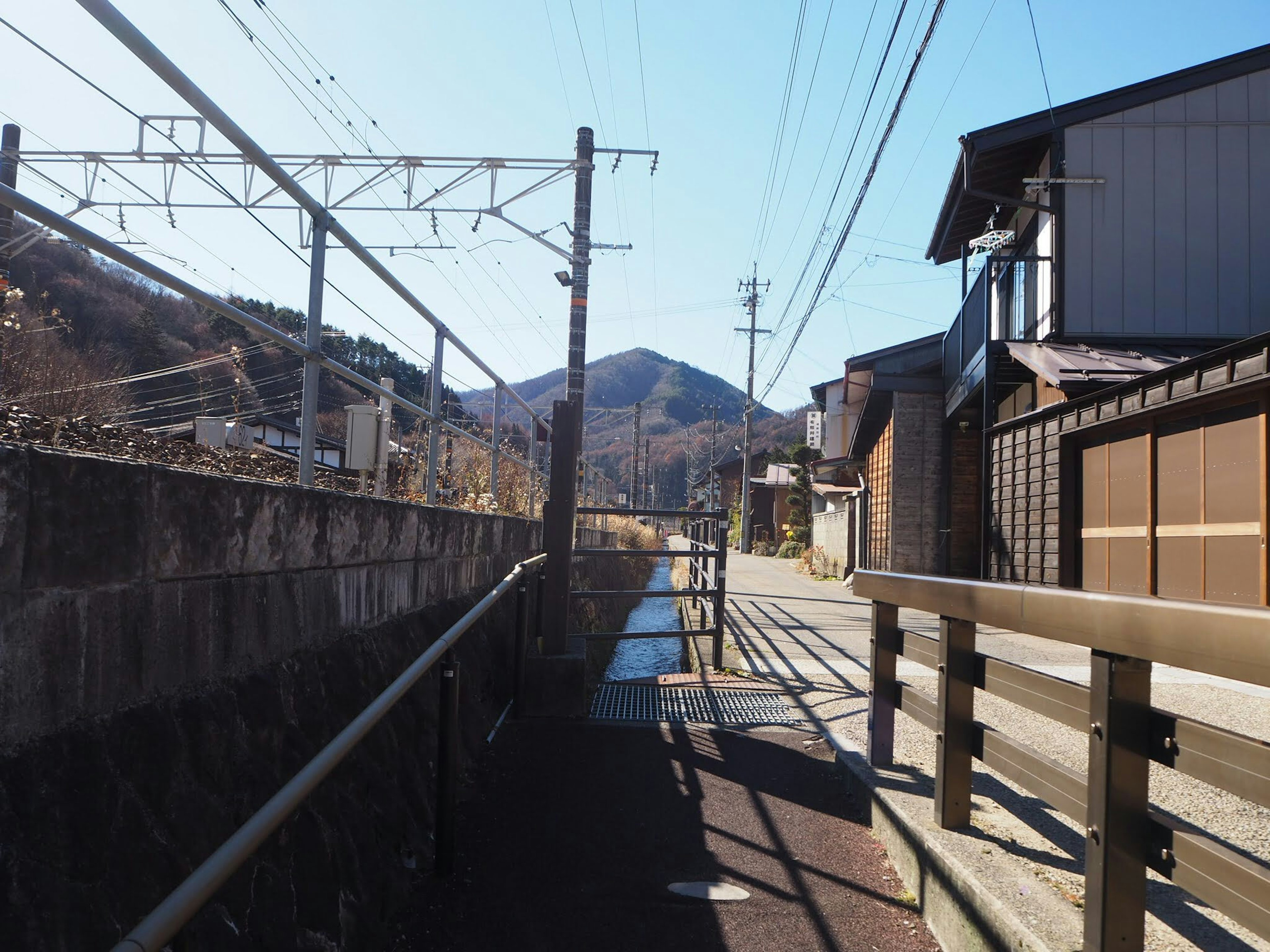 ถนนเงียบสงบที่มีภูเขาและรางรถไฟมองเห็นได้