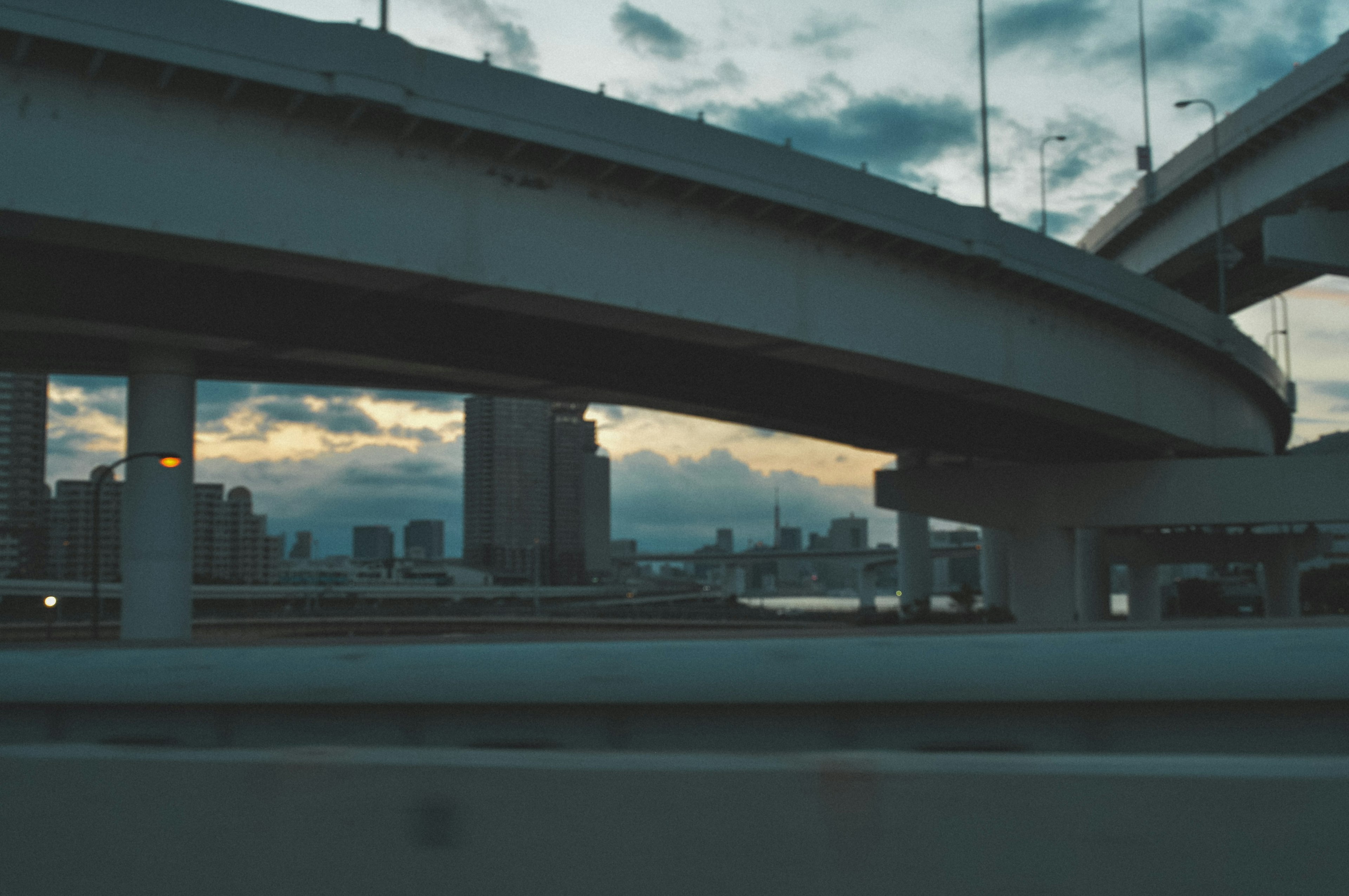 夕暮れ時の都市景観と複雑な高架道路