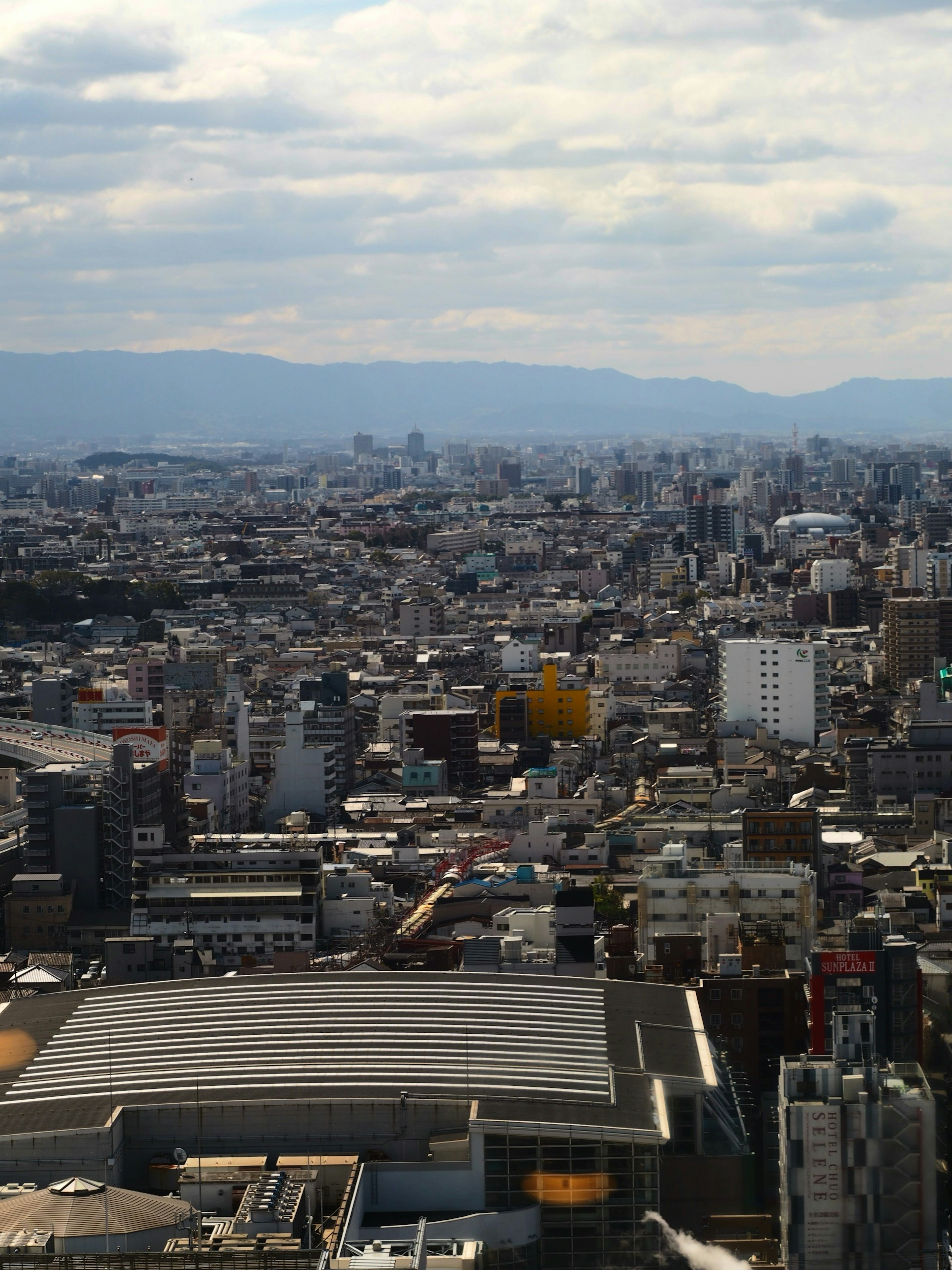 Panorama urbano visto da un edificio alto con numerosi edifici e montagne sullo sfondo