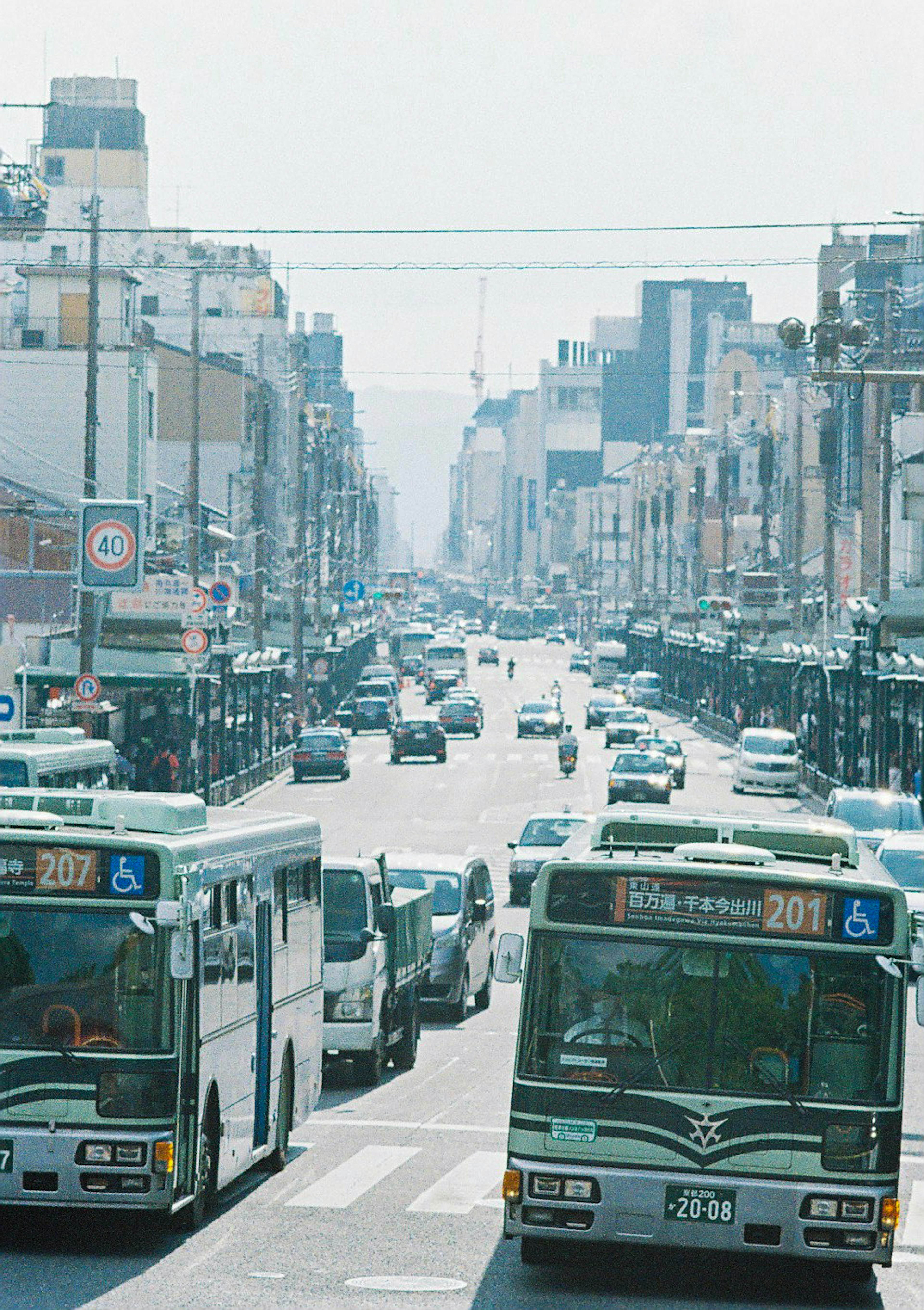 Verkehrsszene mit Bussen und Fahrzeugen in einer Stadtstraße