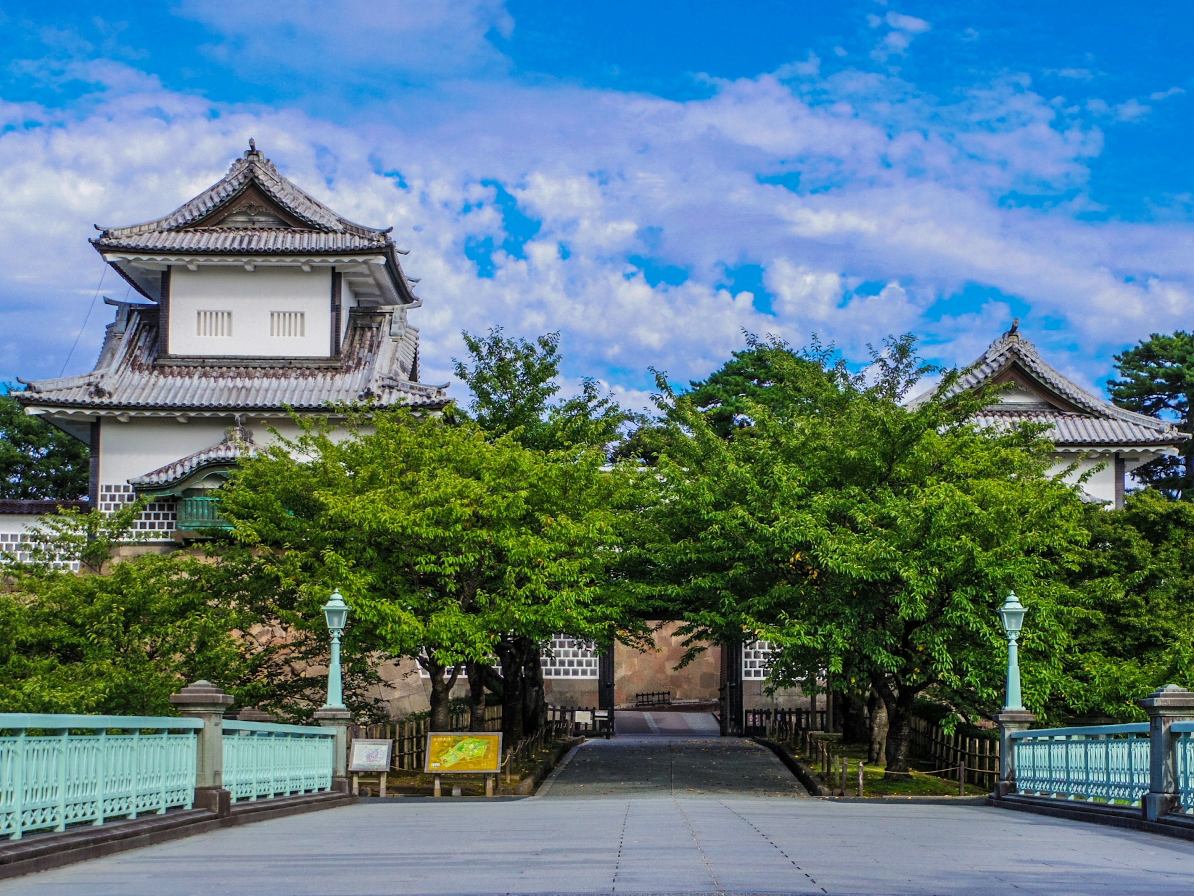 Hermoso castillo japonés bajo un cielo azul con árboles verdes