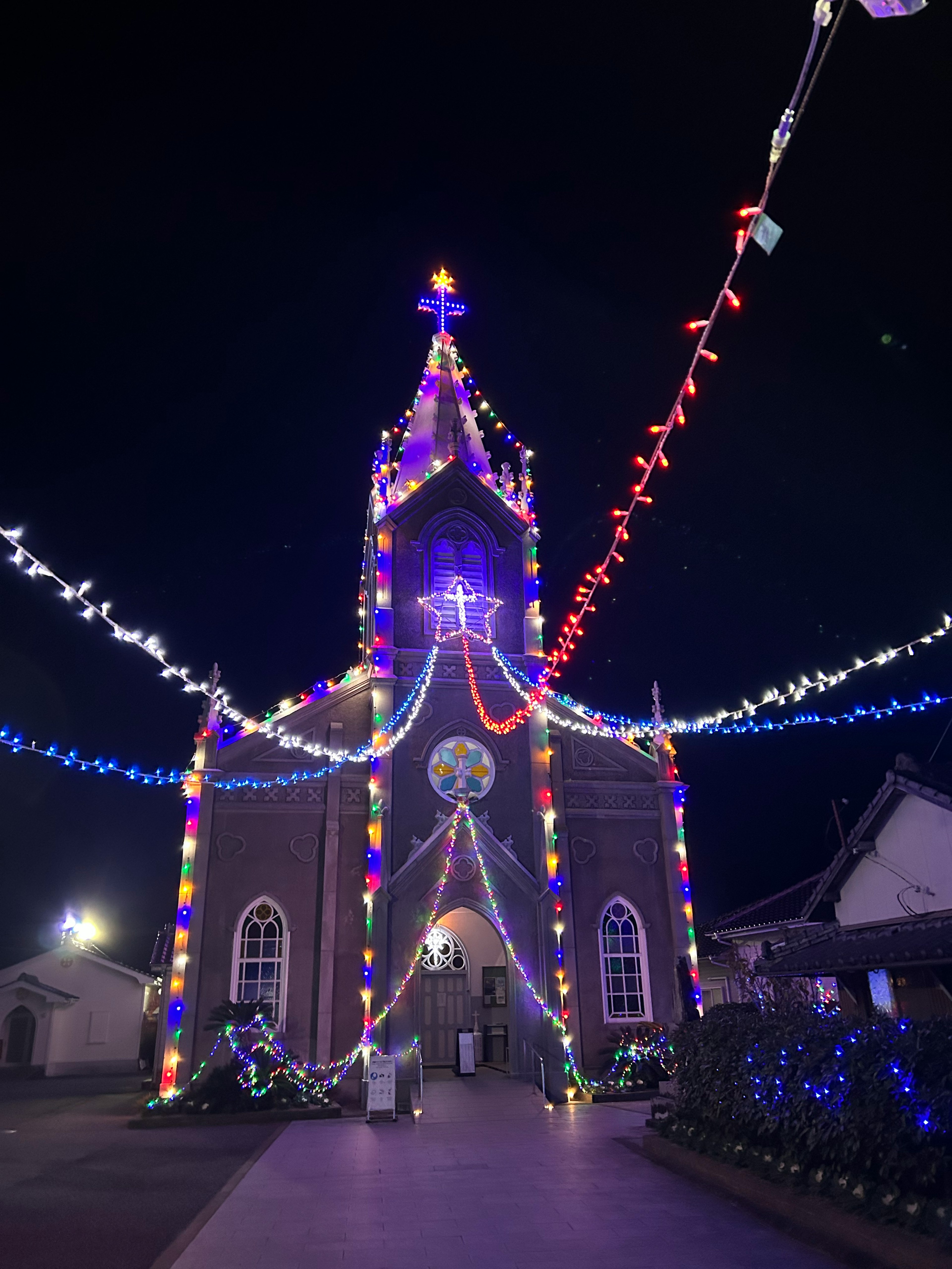 Luci colorate adornano la chiesa di notte creando un'atmosfera festosa