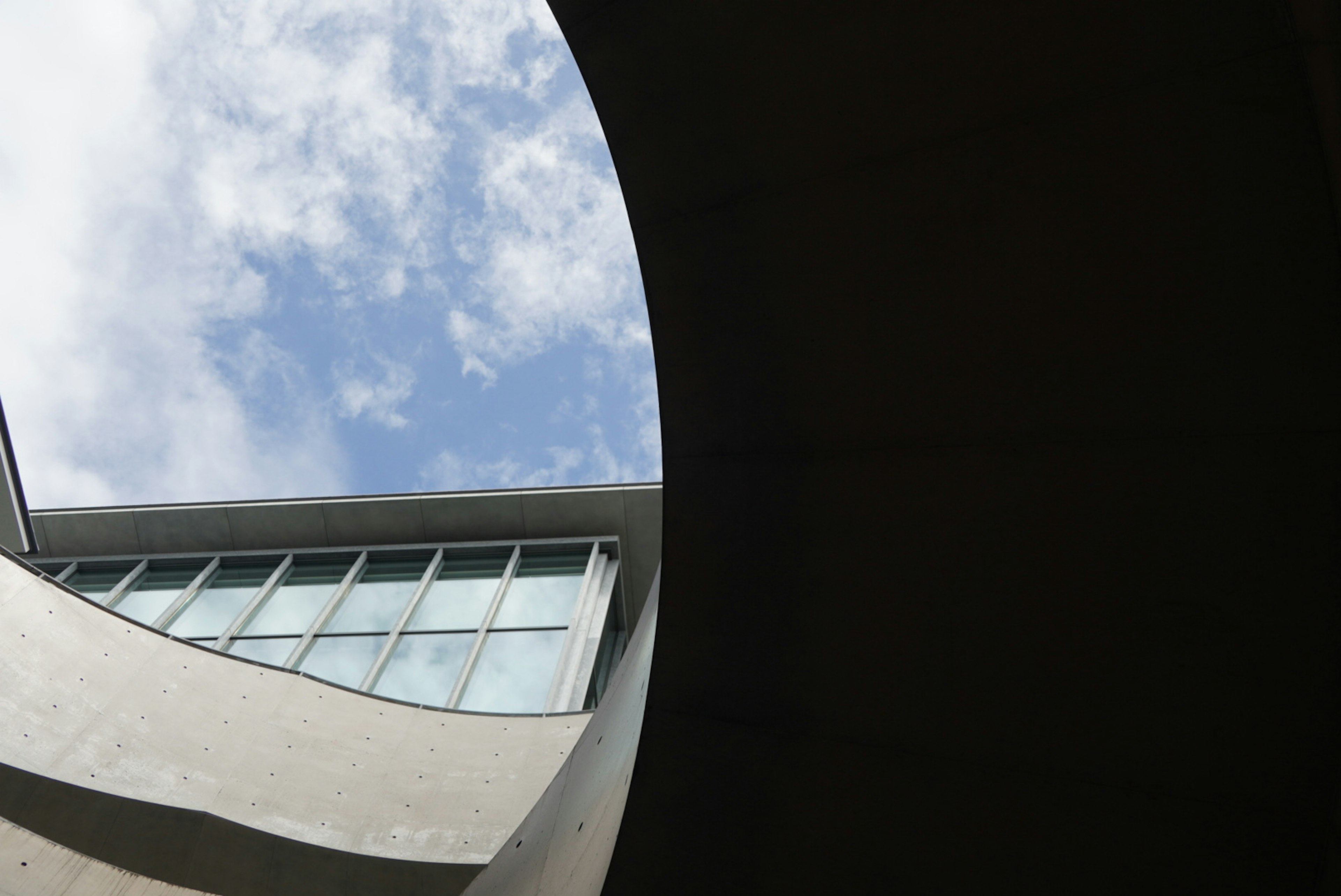 空と建物の円形の構造が見える写真