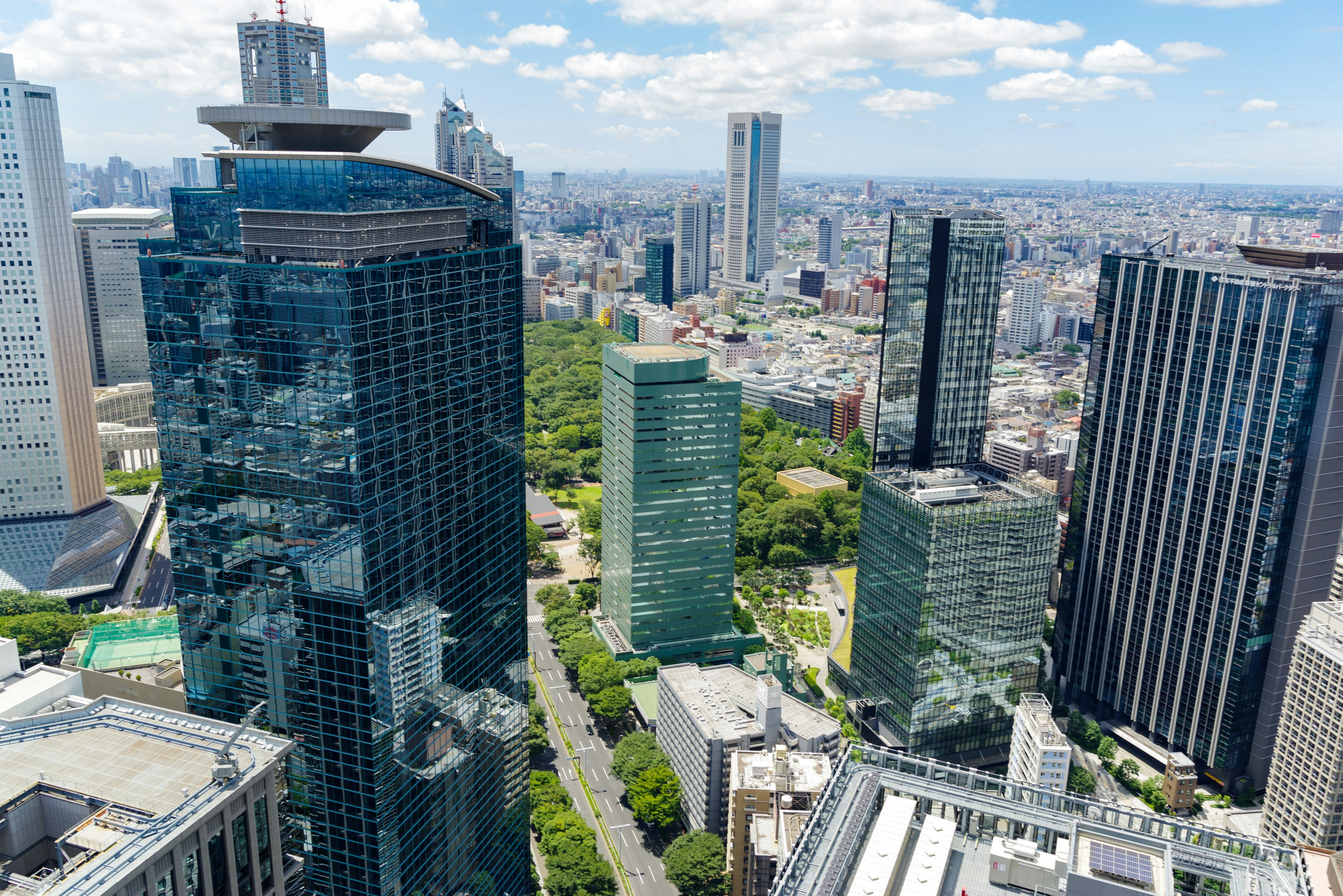 Vista aérea de los rascacielos y parques verdes de Tokio