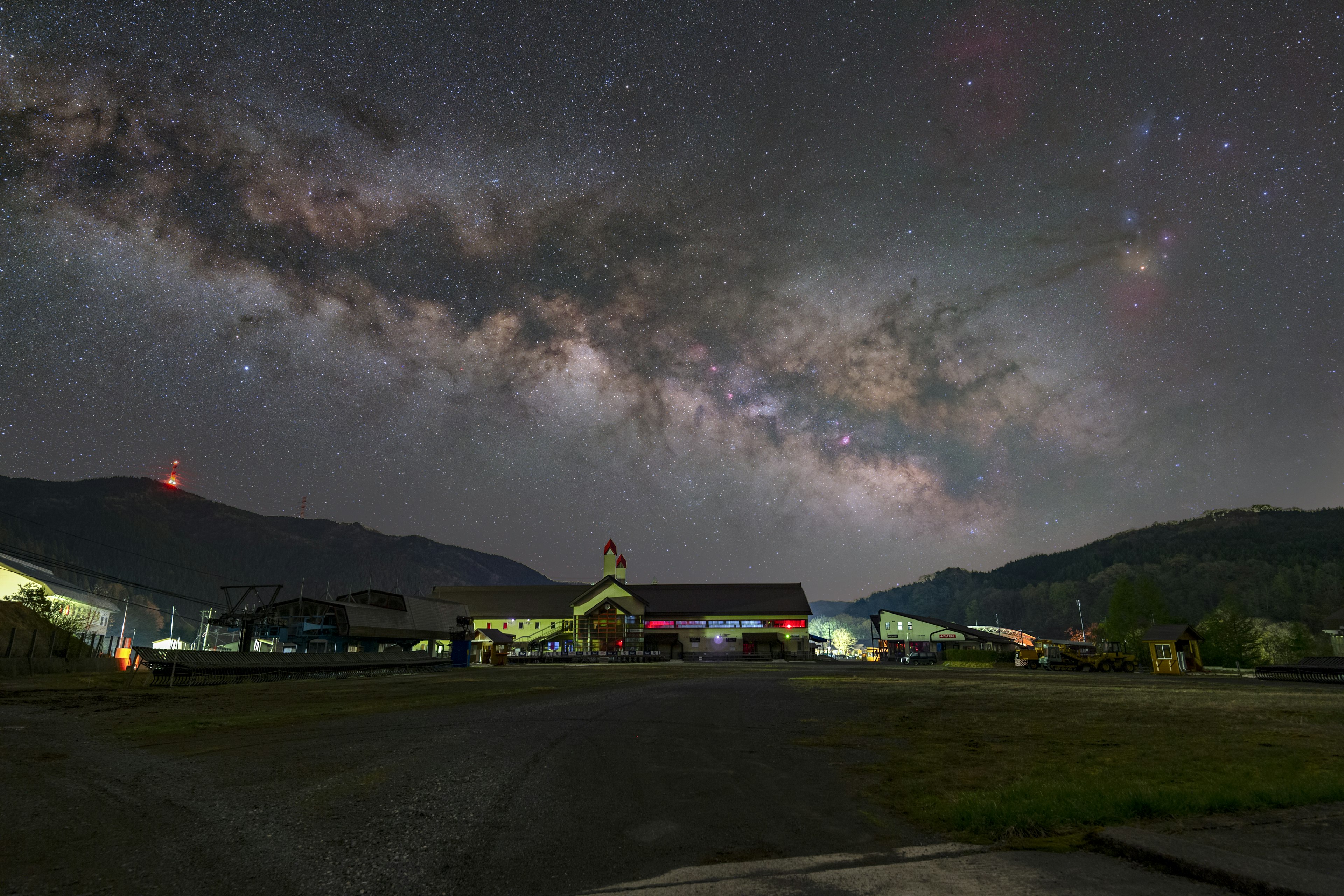 星空の下に広がる農場の風景と天の川の美しい景色