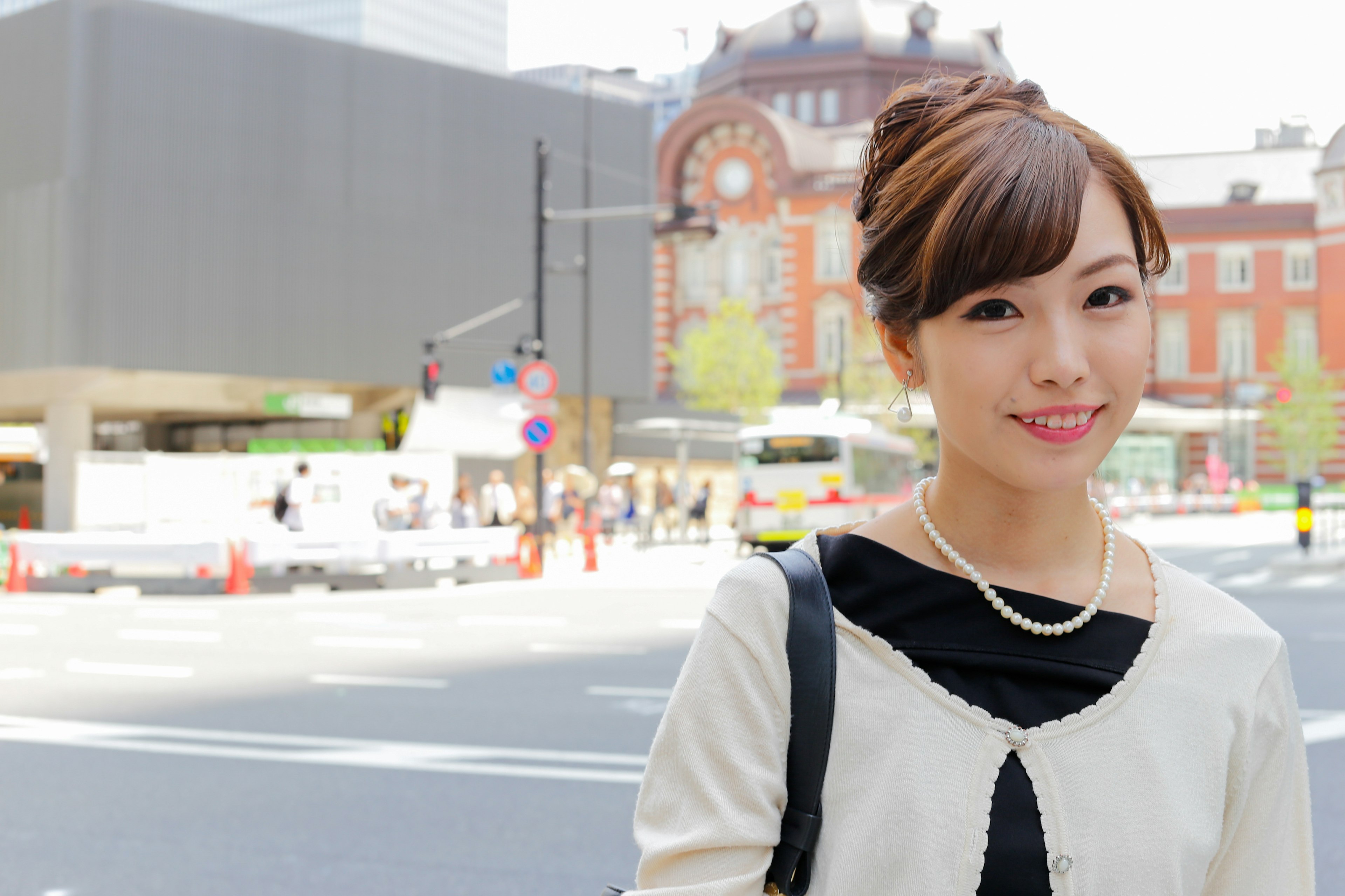 Una donna sorridente in una scena di strada a Tokyo