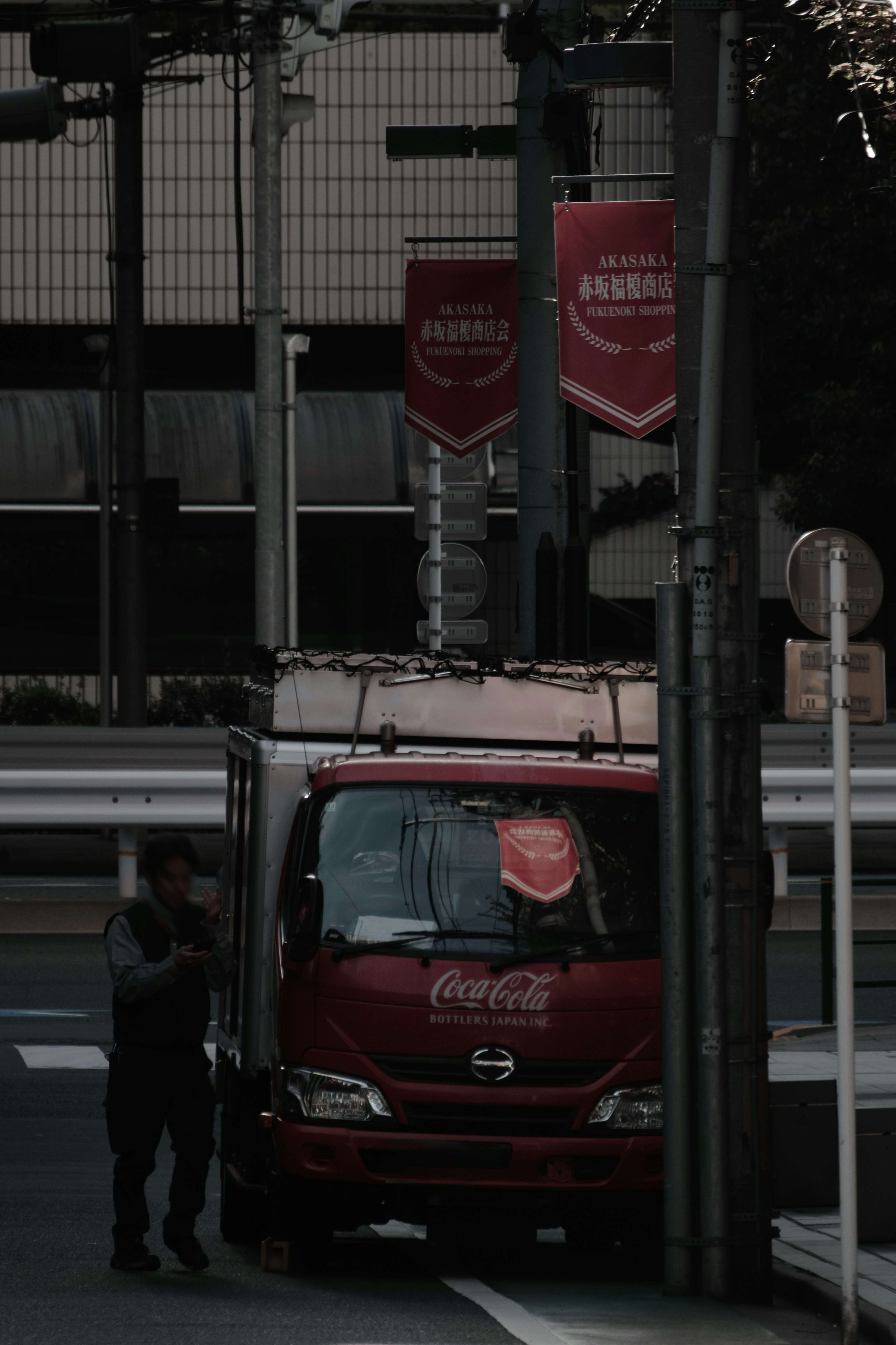 Furgone Coca-Cola rosso parcheggiato all'angolo della strada