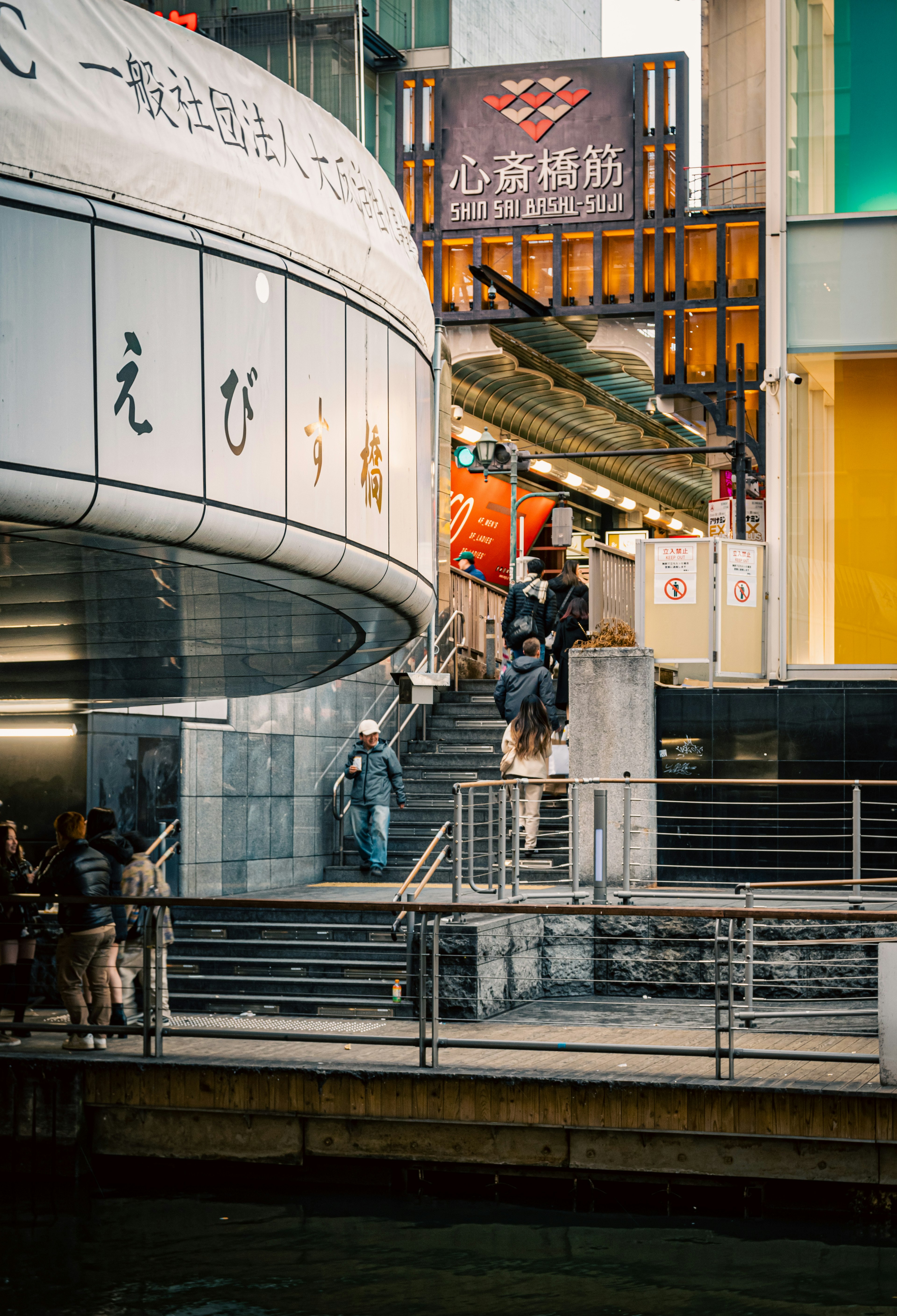 热闹的城市景象，人们聚集在商业建筑的入口附近