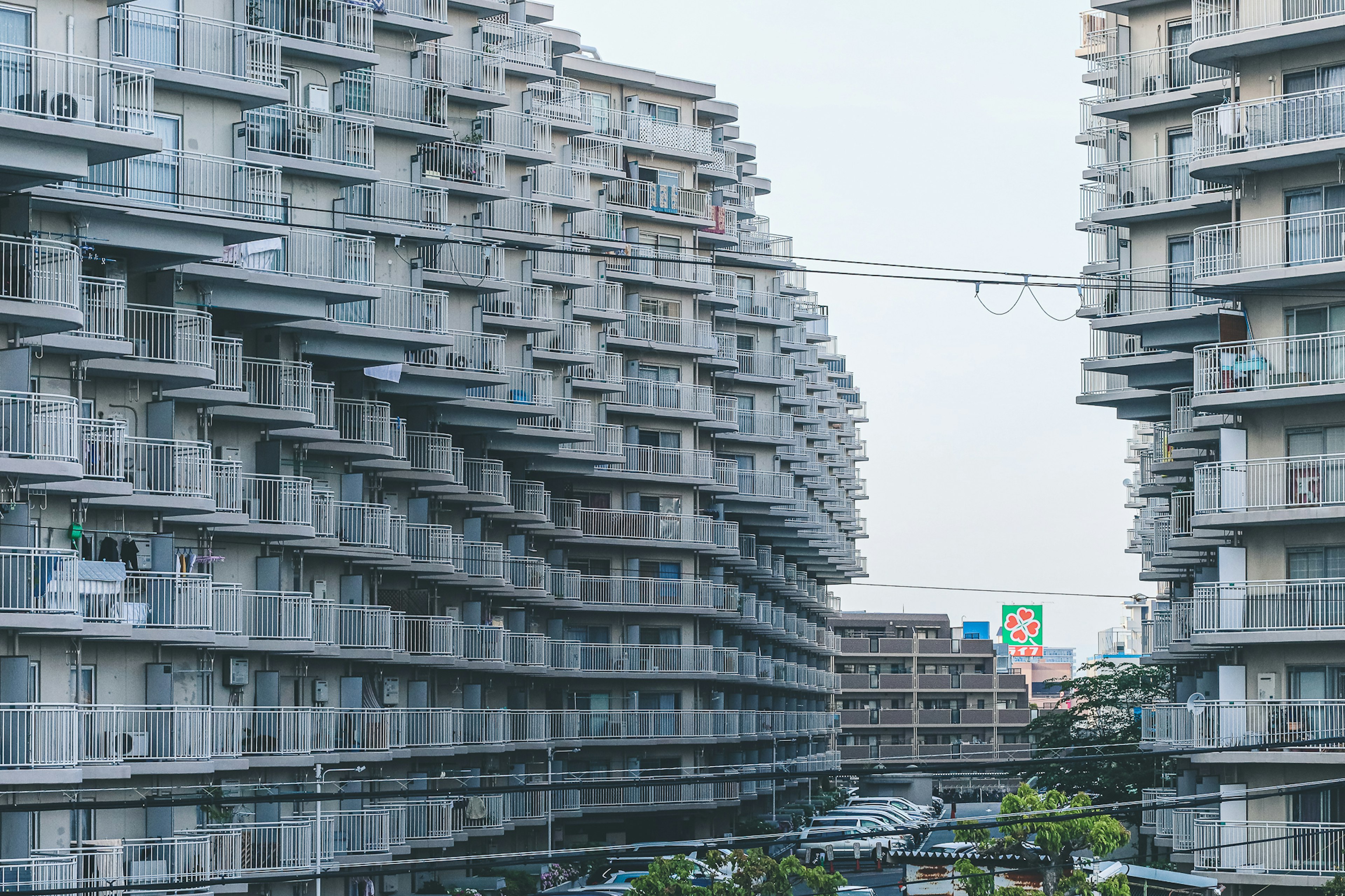 住宅ビルが並ぶ都市の景観