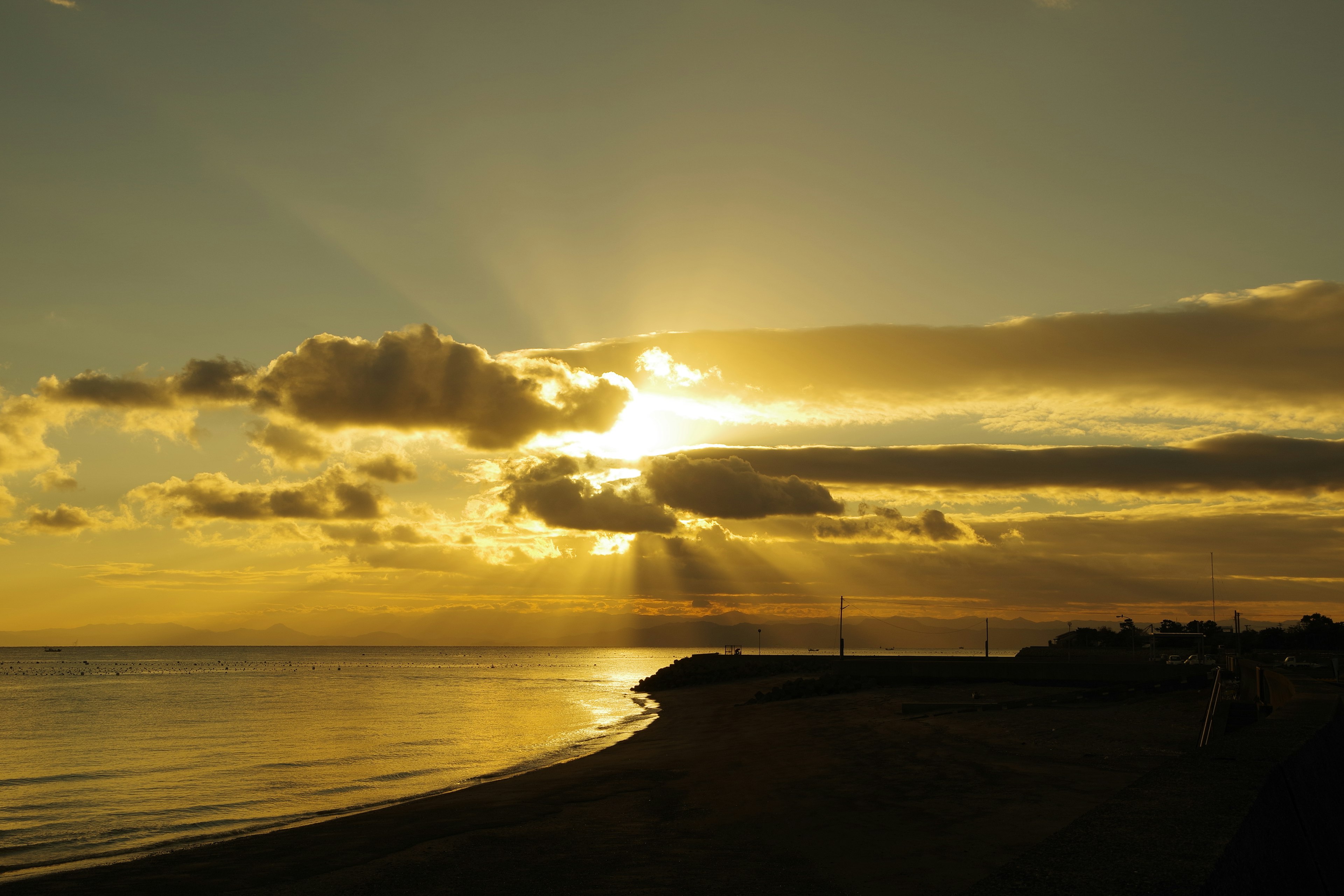 美麗的海景，夕陽的光線穿透雲層