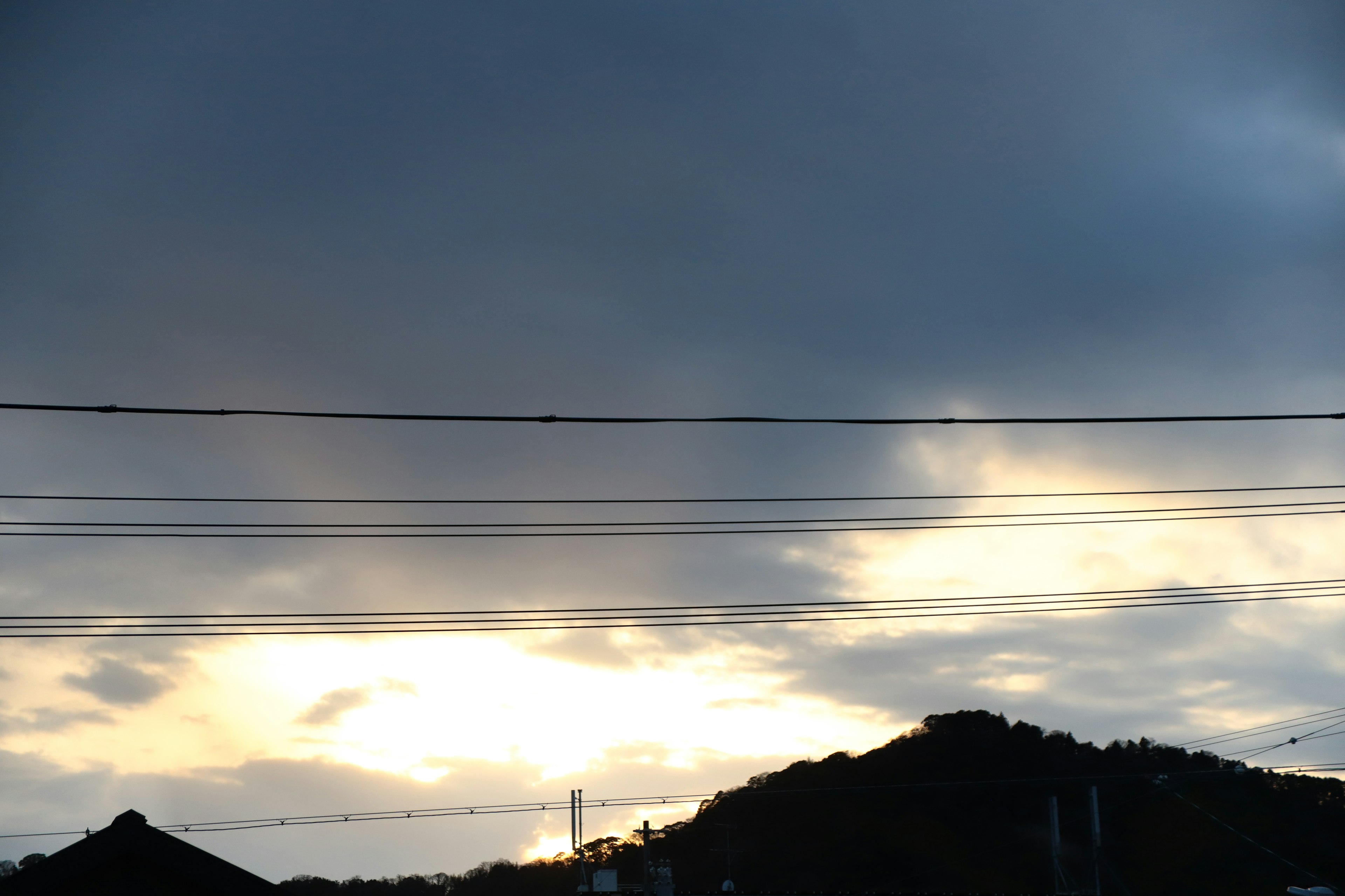 Paesaggio del cielo con nuvole e silhouette di montagne