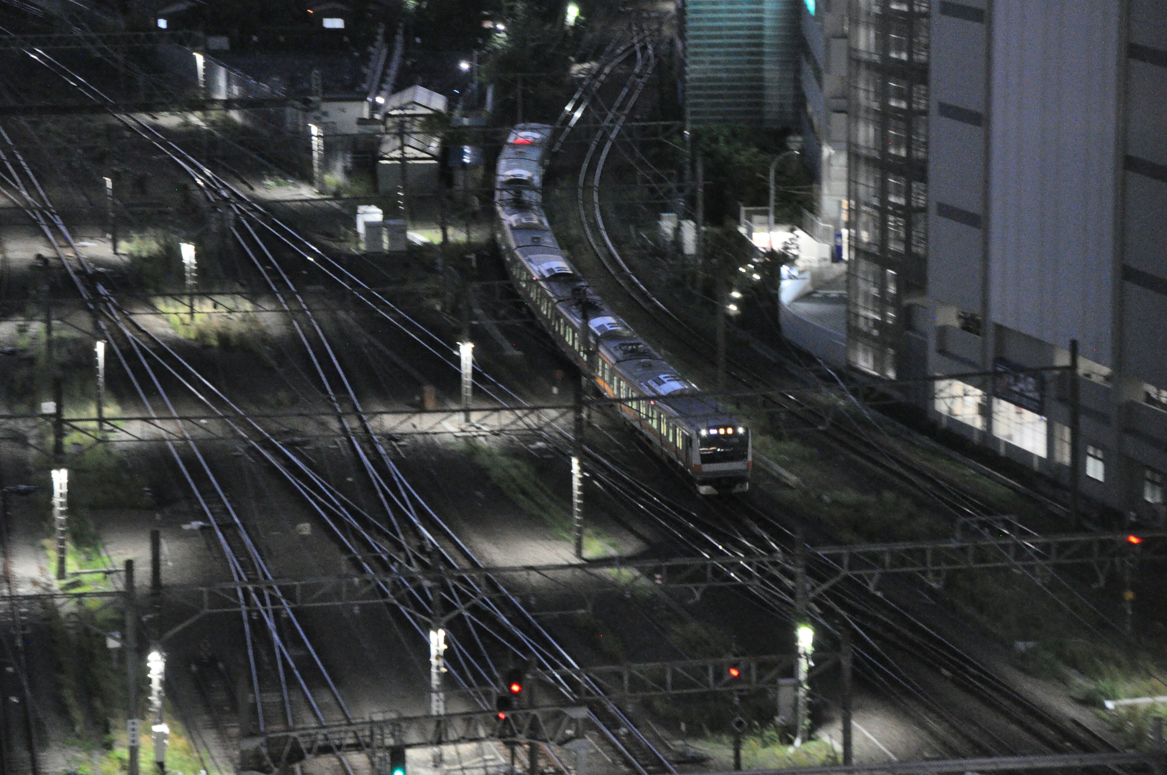 Scène ferroviaire nocturne train circulant sur des rails courbes