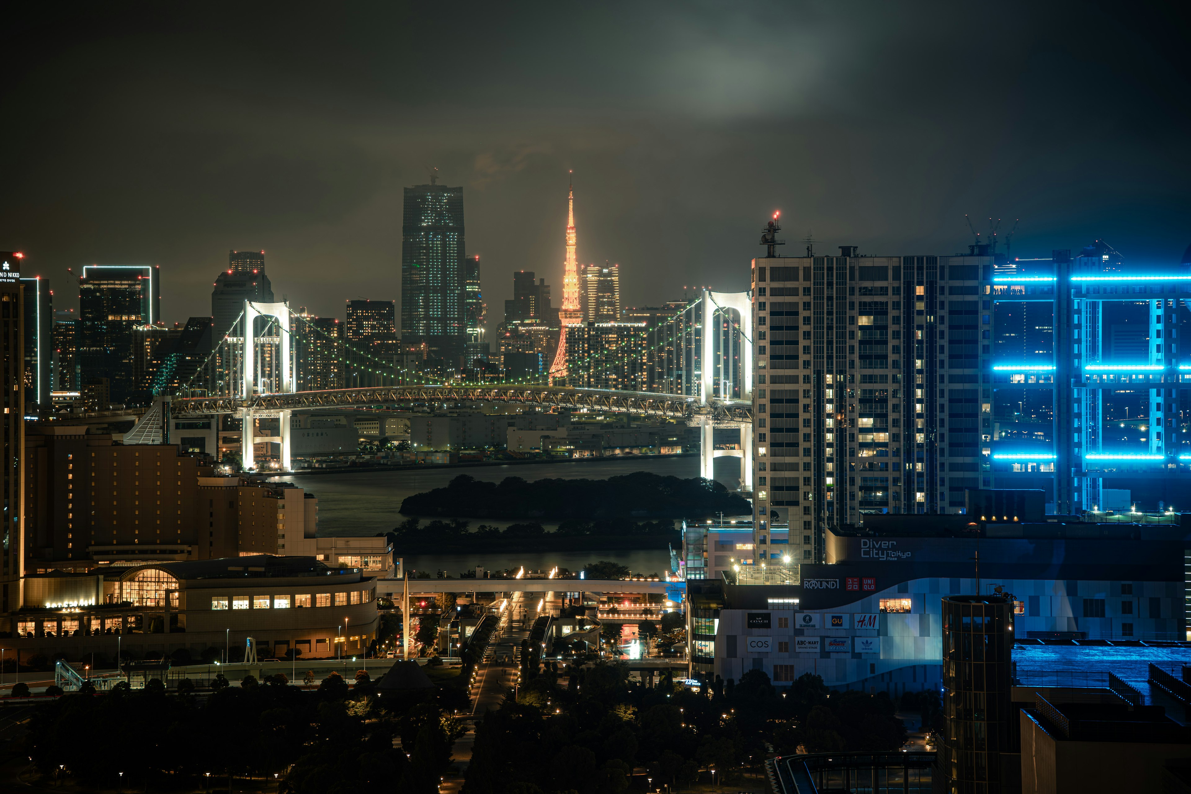 俯瞰东京湾的夜景，彩虹桥闪耀