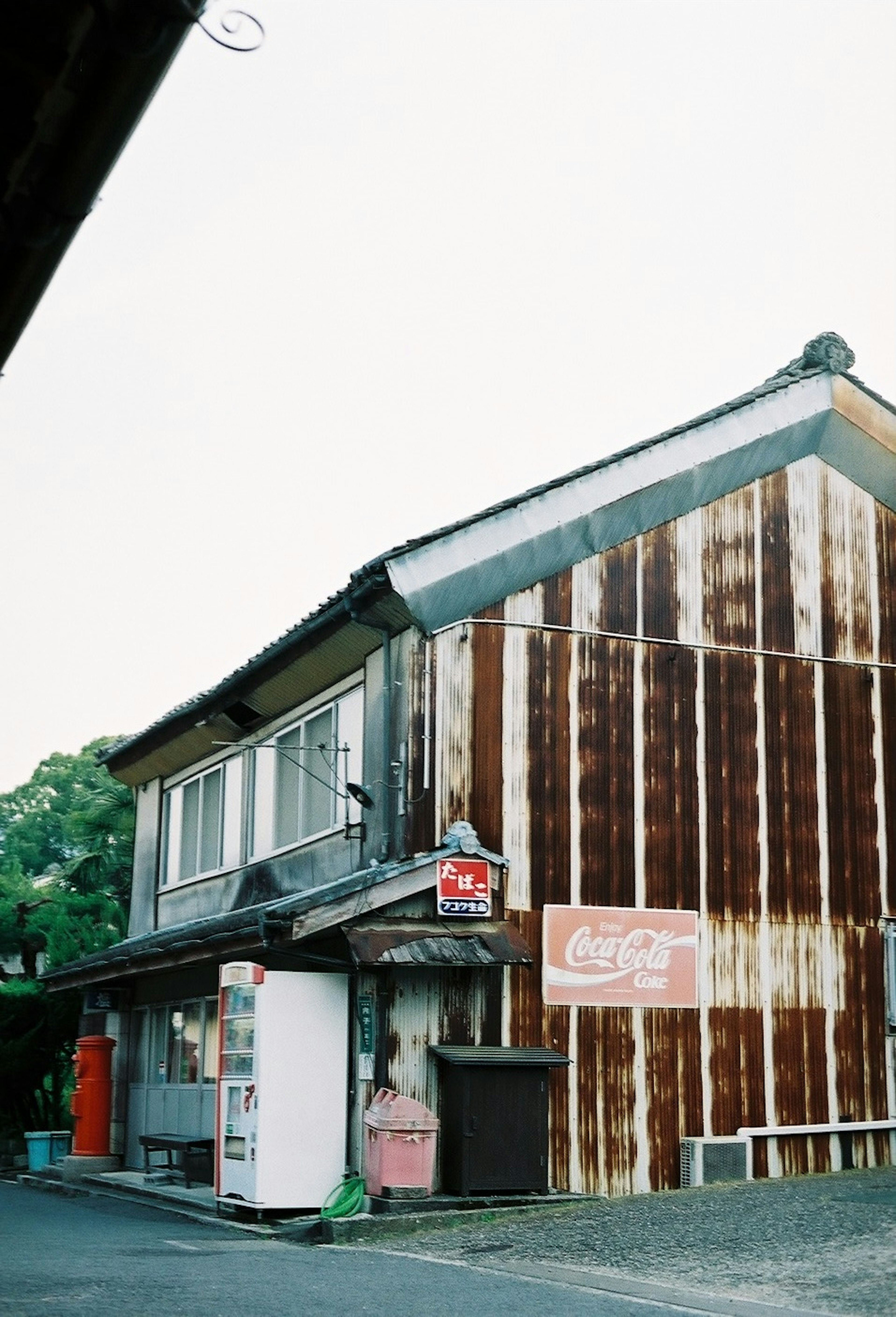 一座古老的木造建築，外觀陳舊，具有傳統屋頂設計