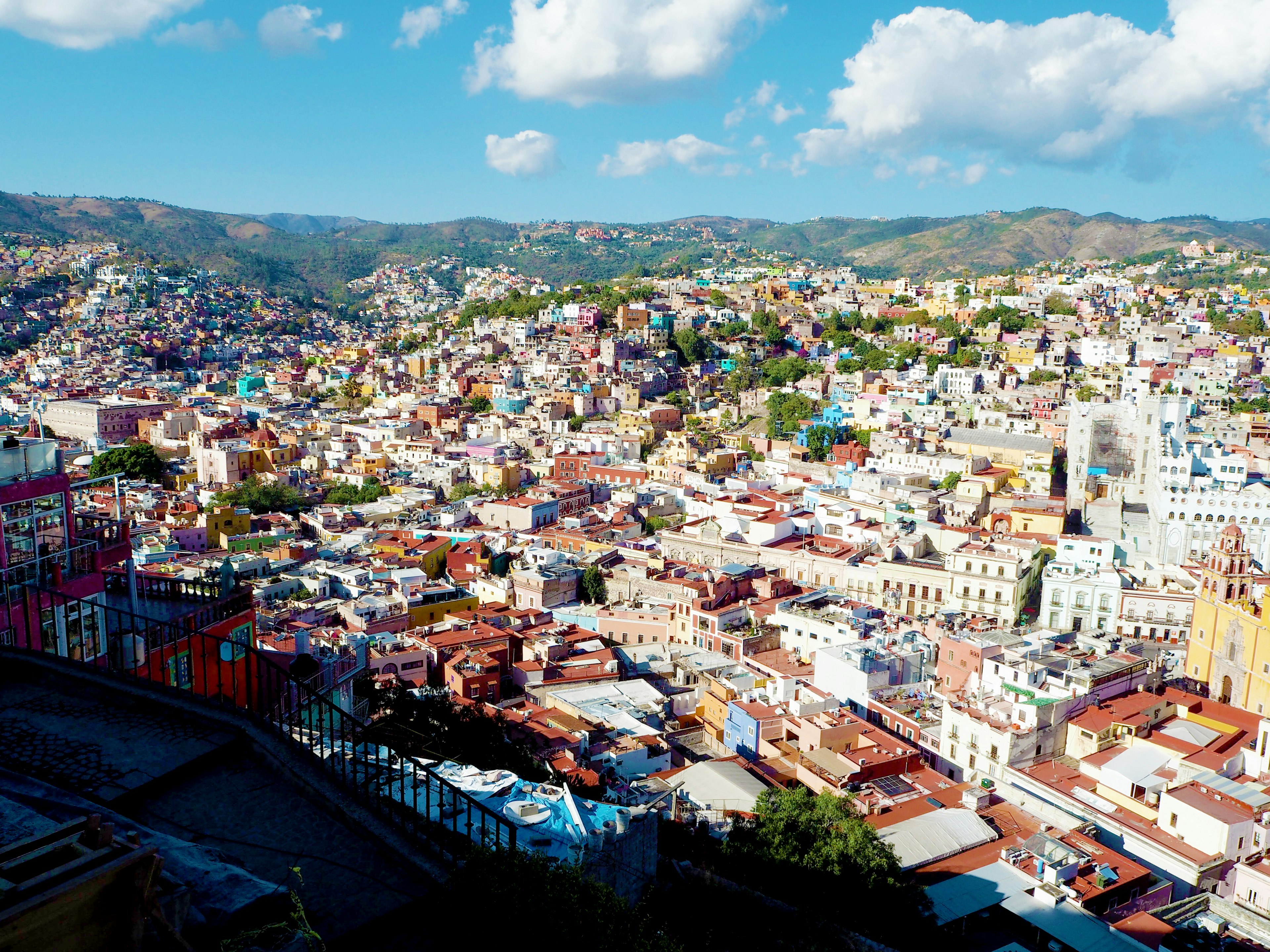 Case colorate nel paesaggio urbano di Guanajuato sotto un cielo blu