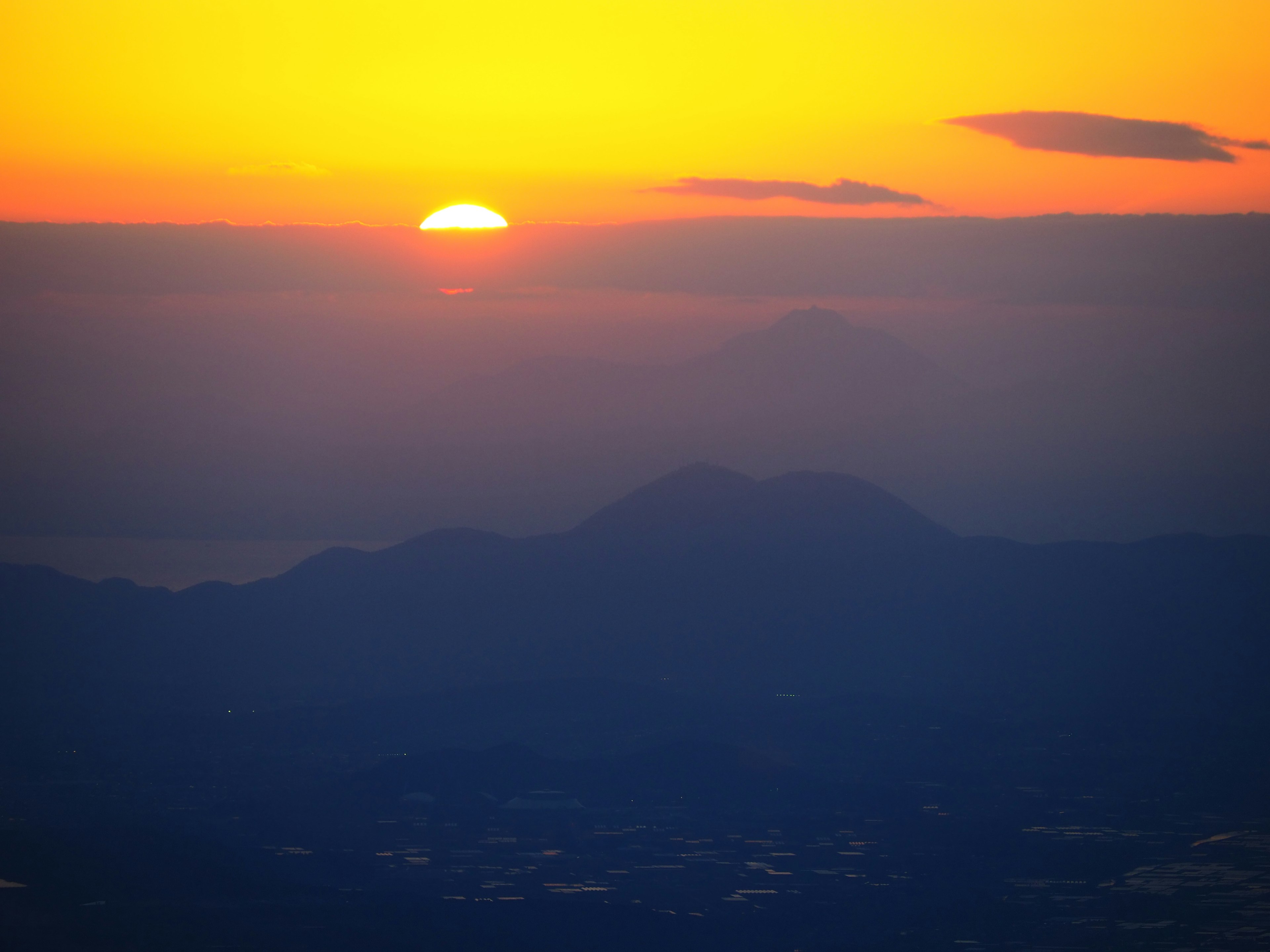 Bellissimo paesaggio al tramonto con silhouette di montagne