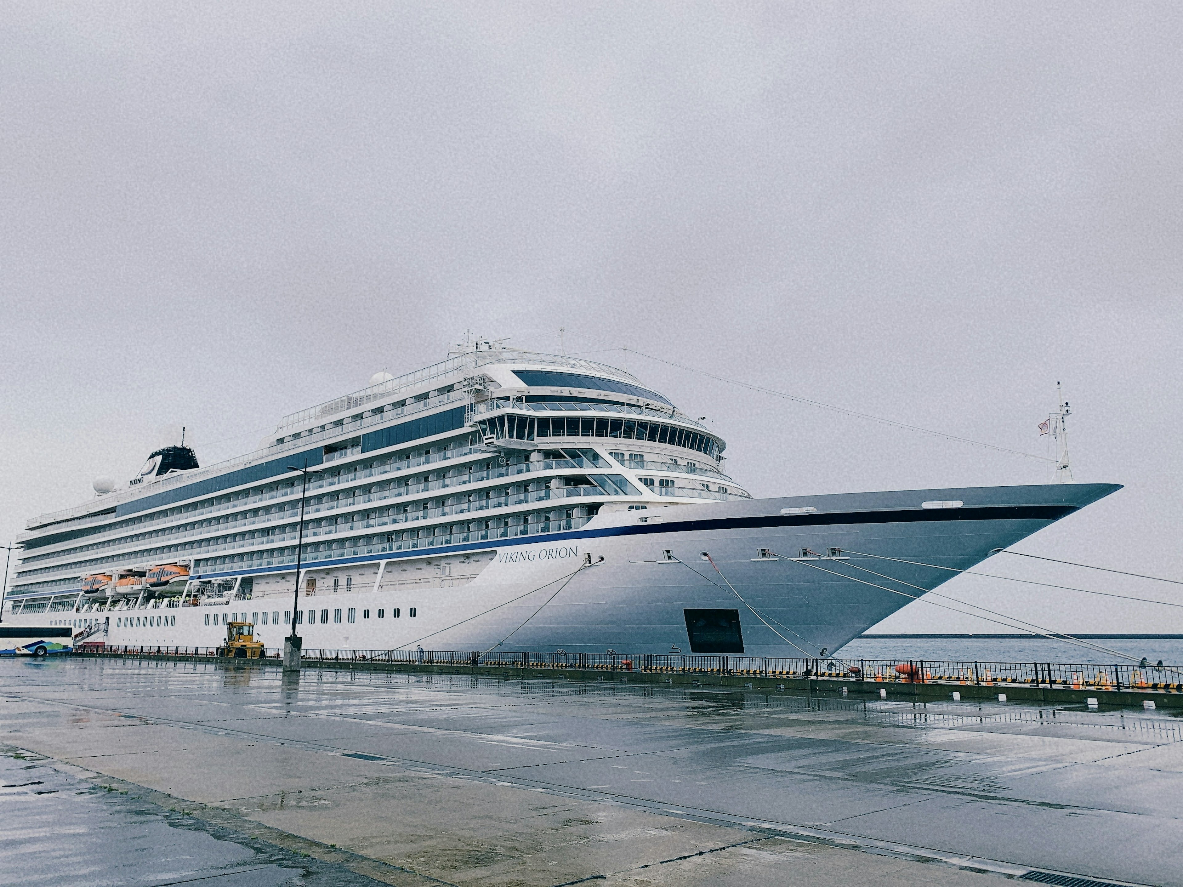 Ein großes Kreuzfahrtschiff im Hafen angedockt