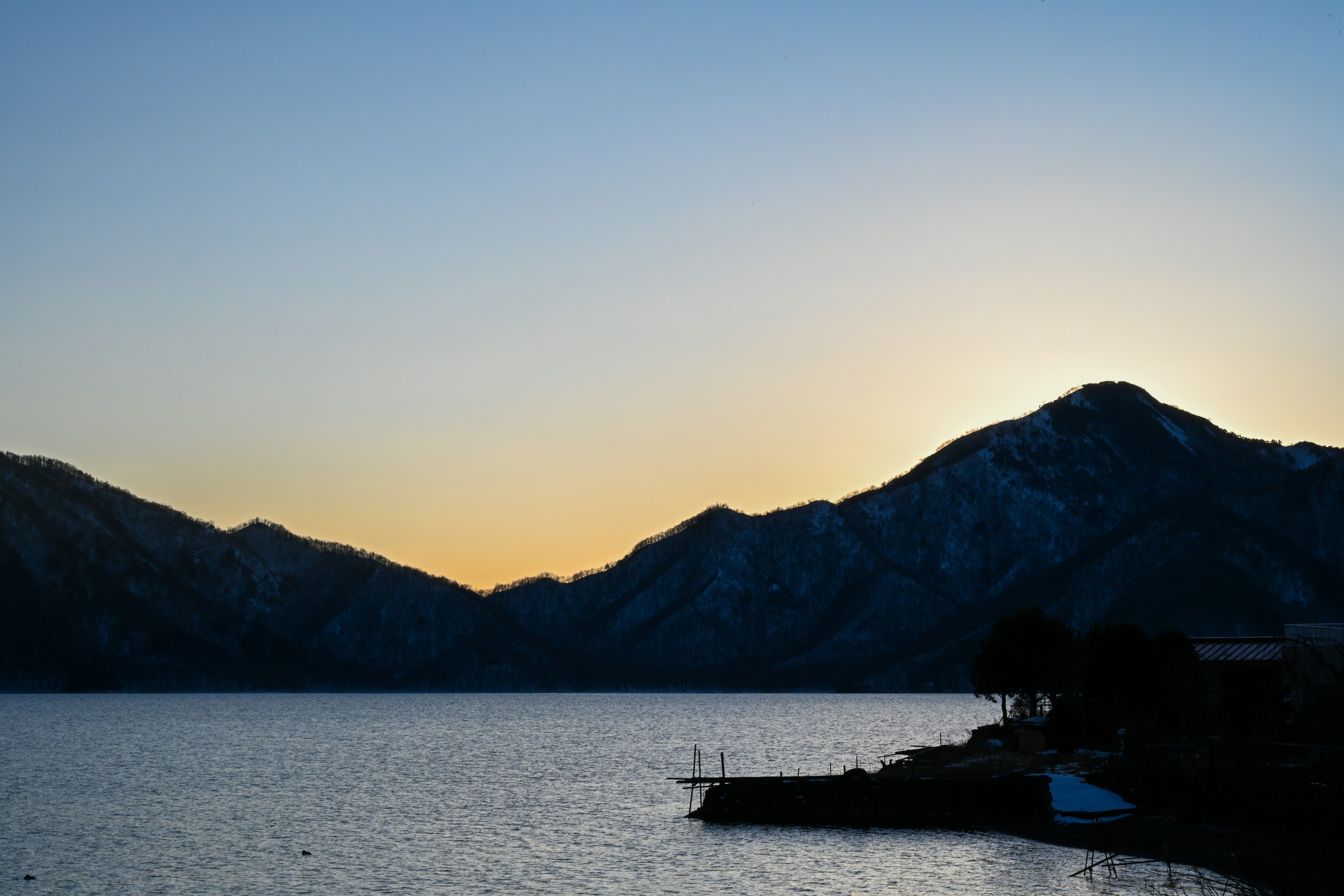 夕暮れ時の山と湖の風景