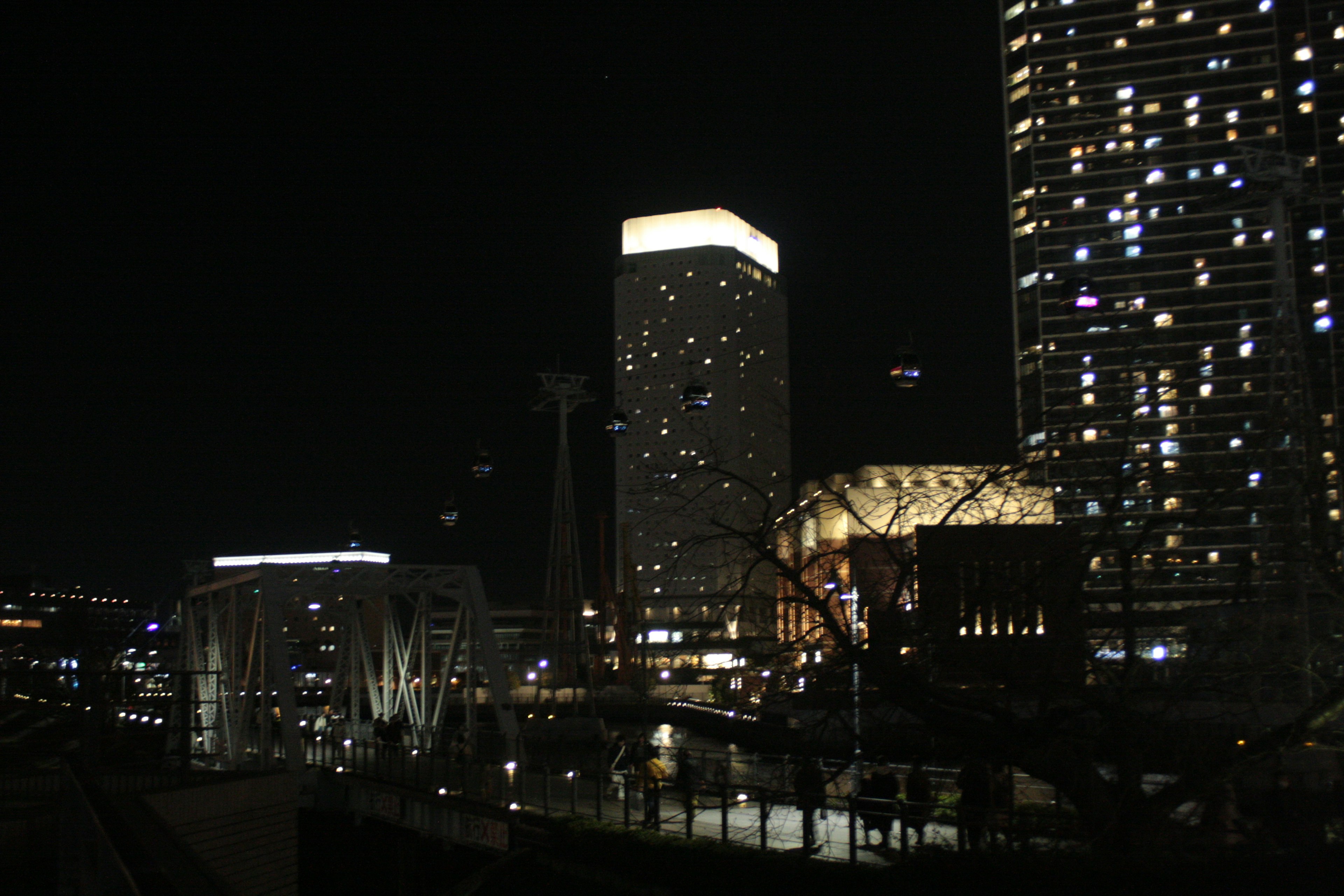 Panorama notturno della città con grattacieli illuminati