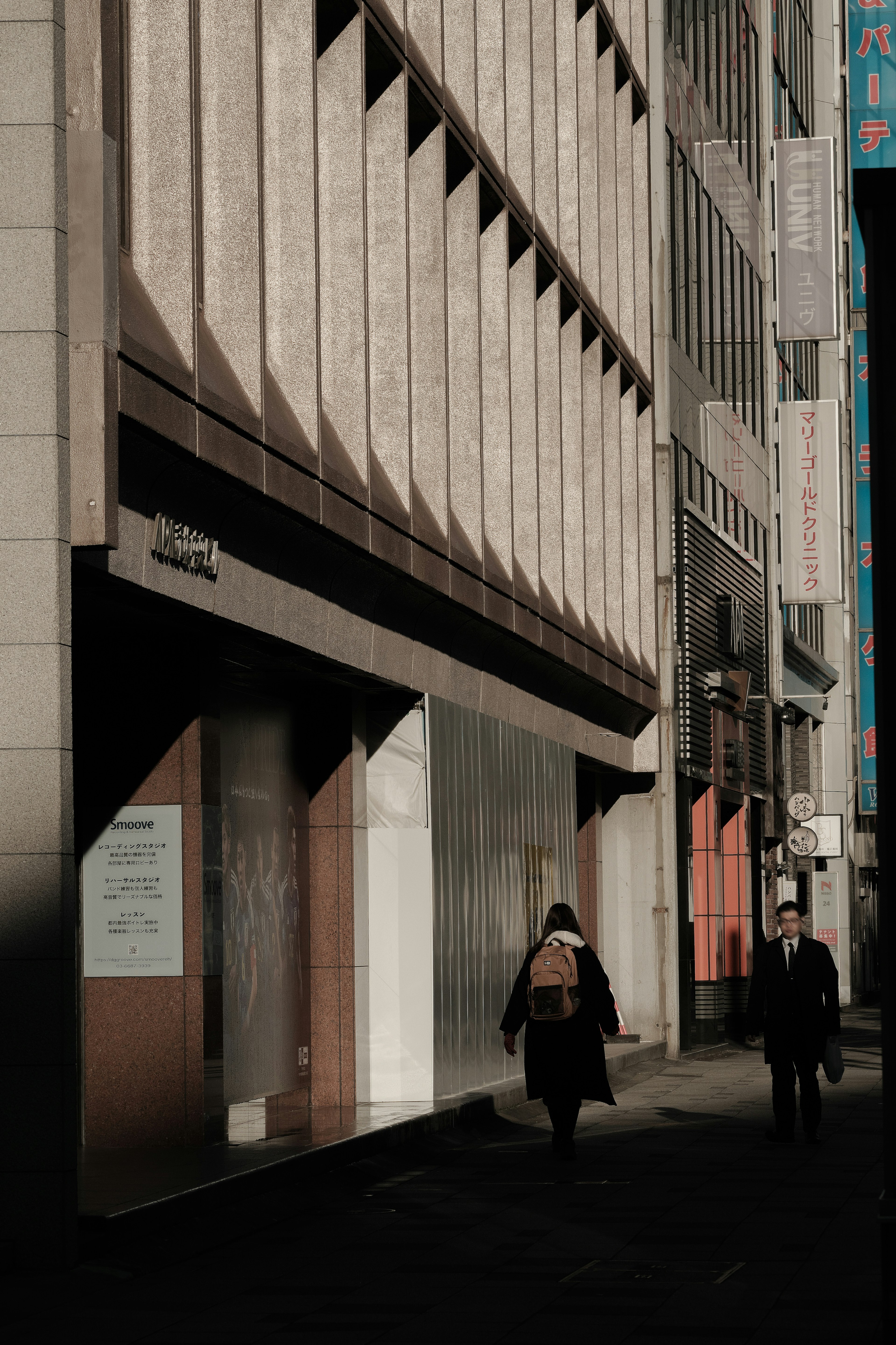 Scena urbana con facciata di edificio e pedoni