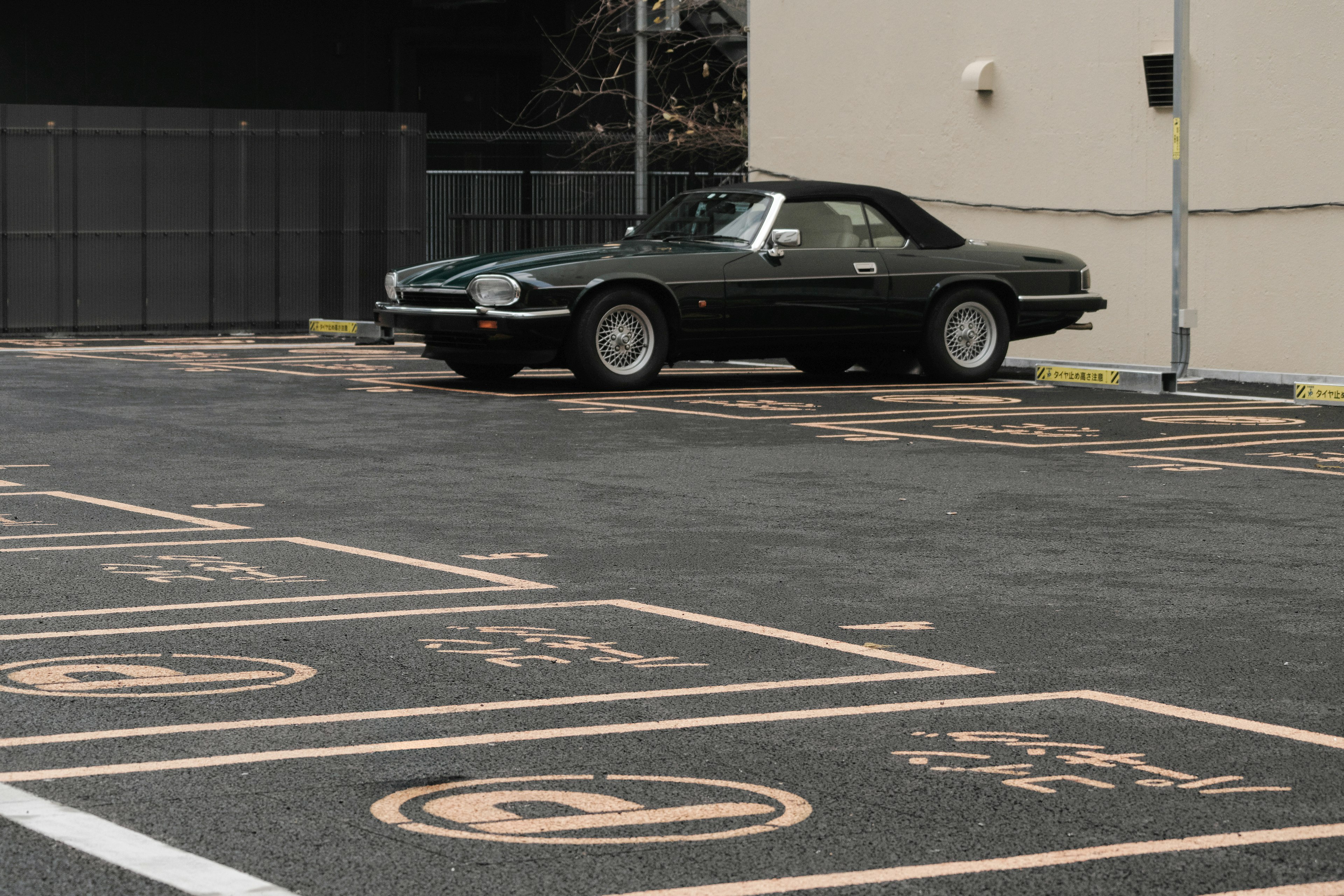 Klassisches grünes Cabriolet auf einem Parkplatz geparkt