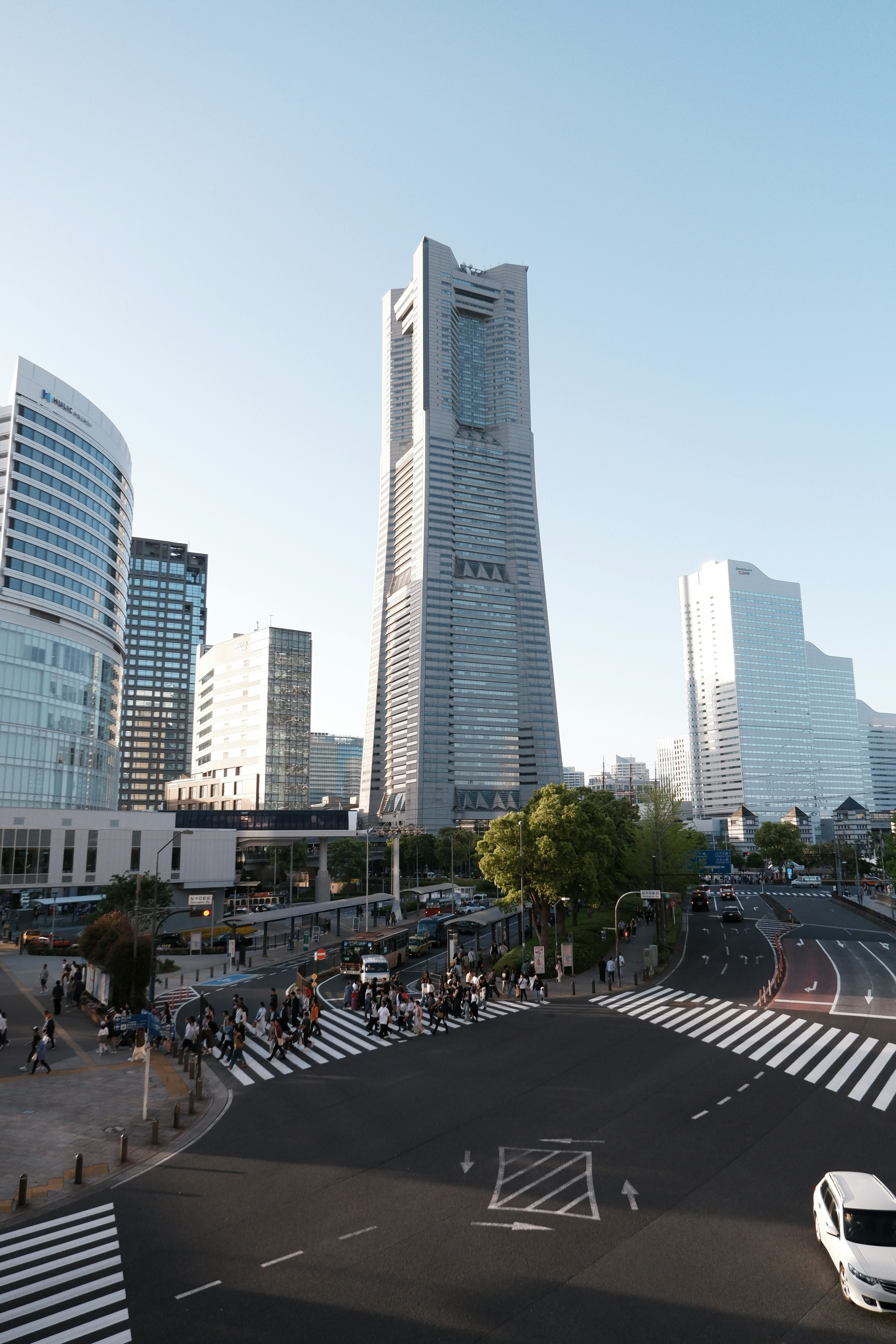 横浜のランドマークタワーを背景にした都市の風景