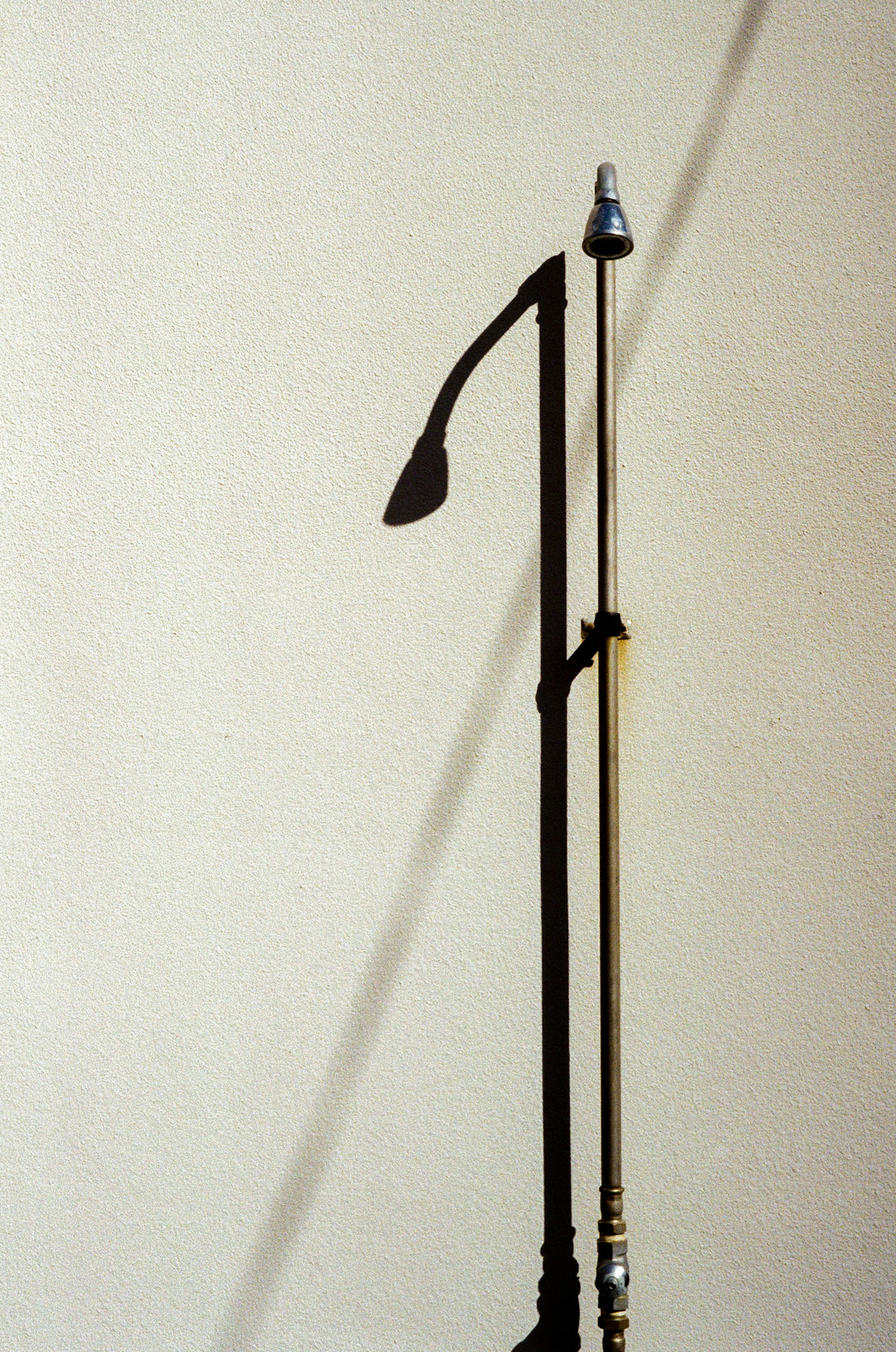 Ombre d'une lampe et d'une structure de poteau