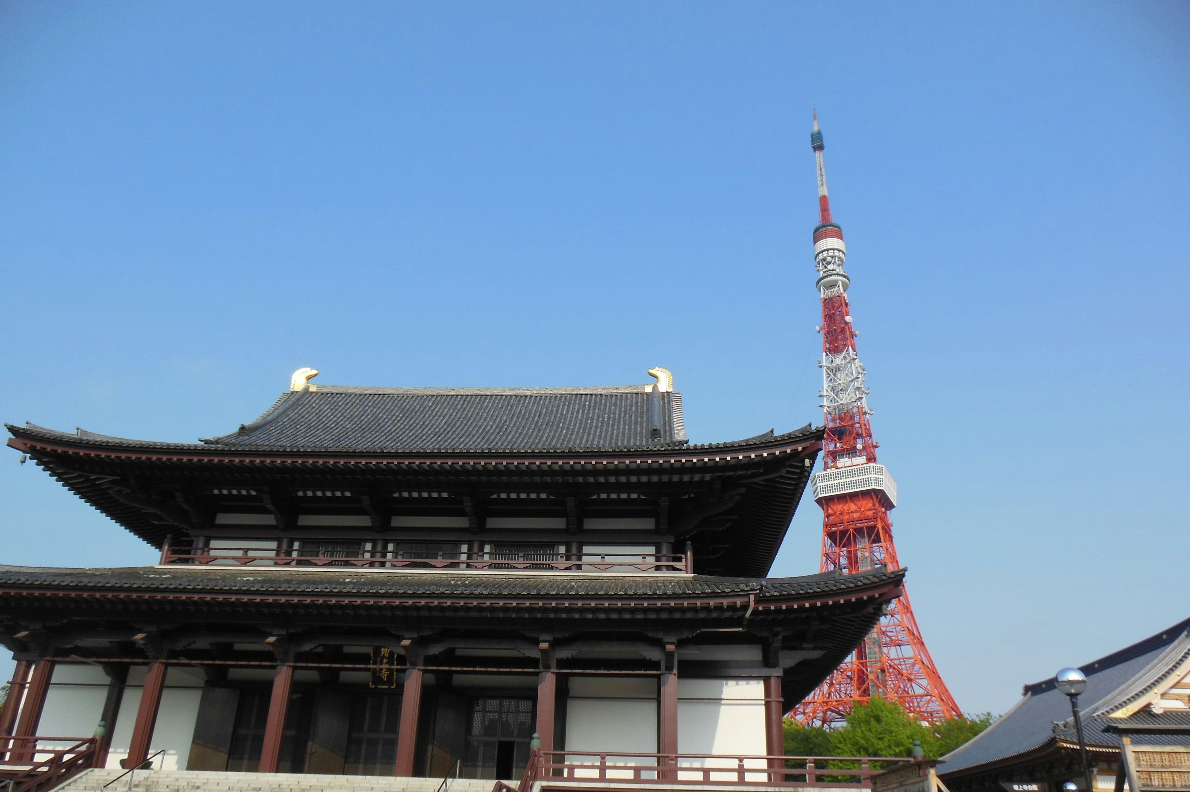 Vista de la Torre de Tokio y un edificio tradicional