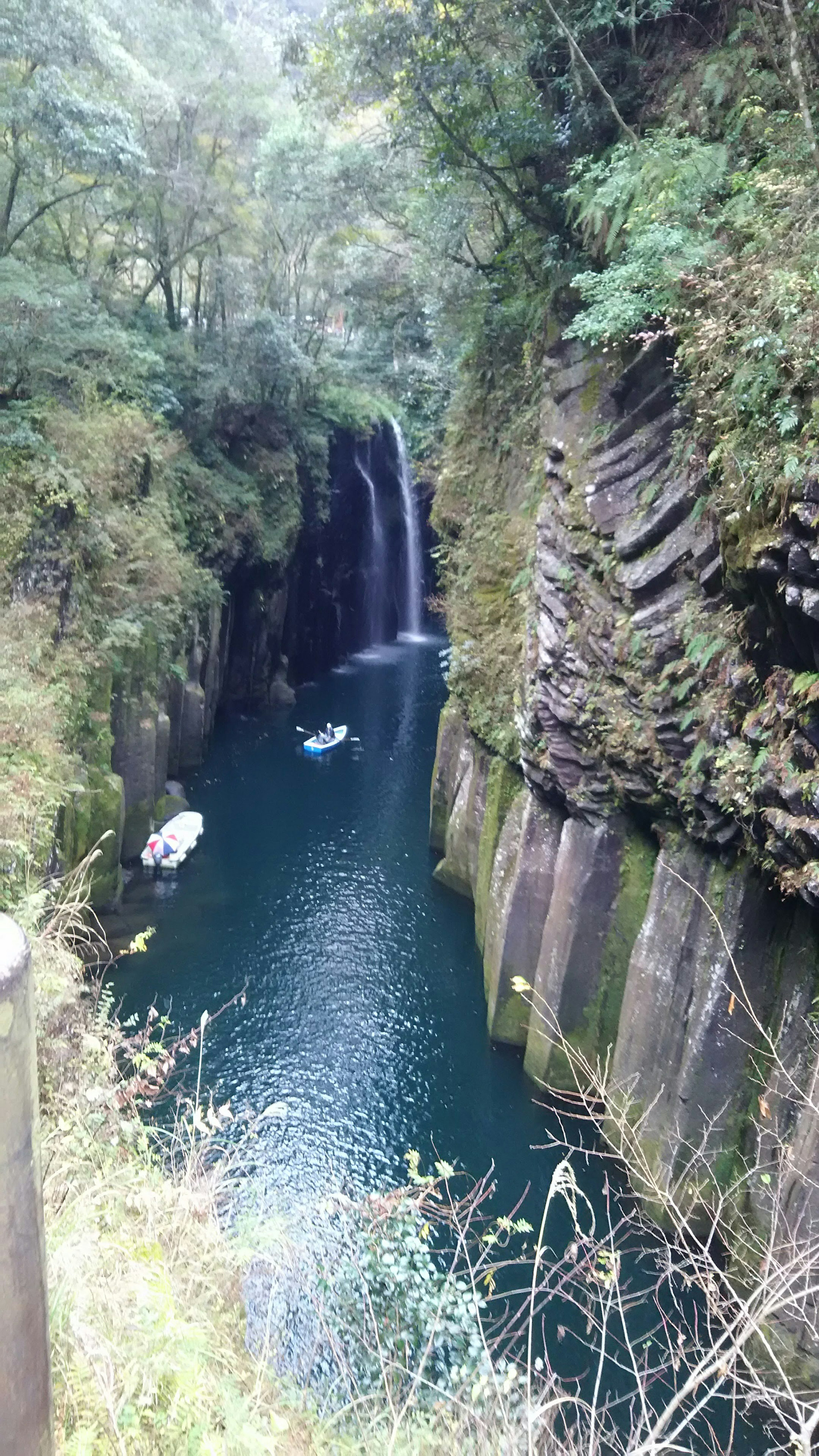 峡谷中流淌的瀑布与蓝色水域的美景