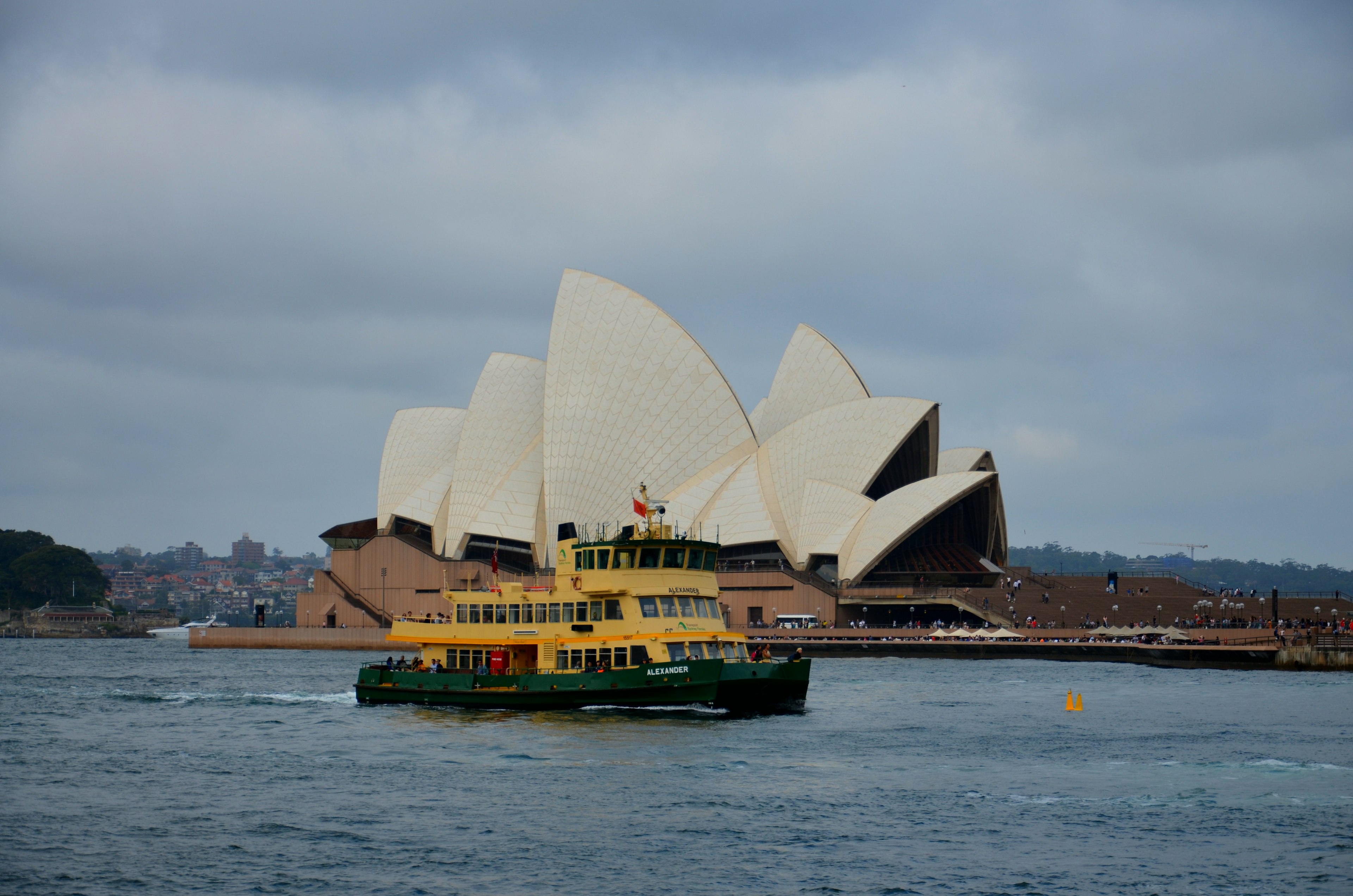 Nhà hát Opera Sydney với một chiếc phà ở tiền cảnh