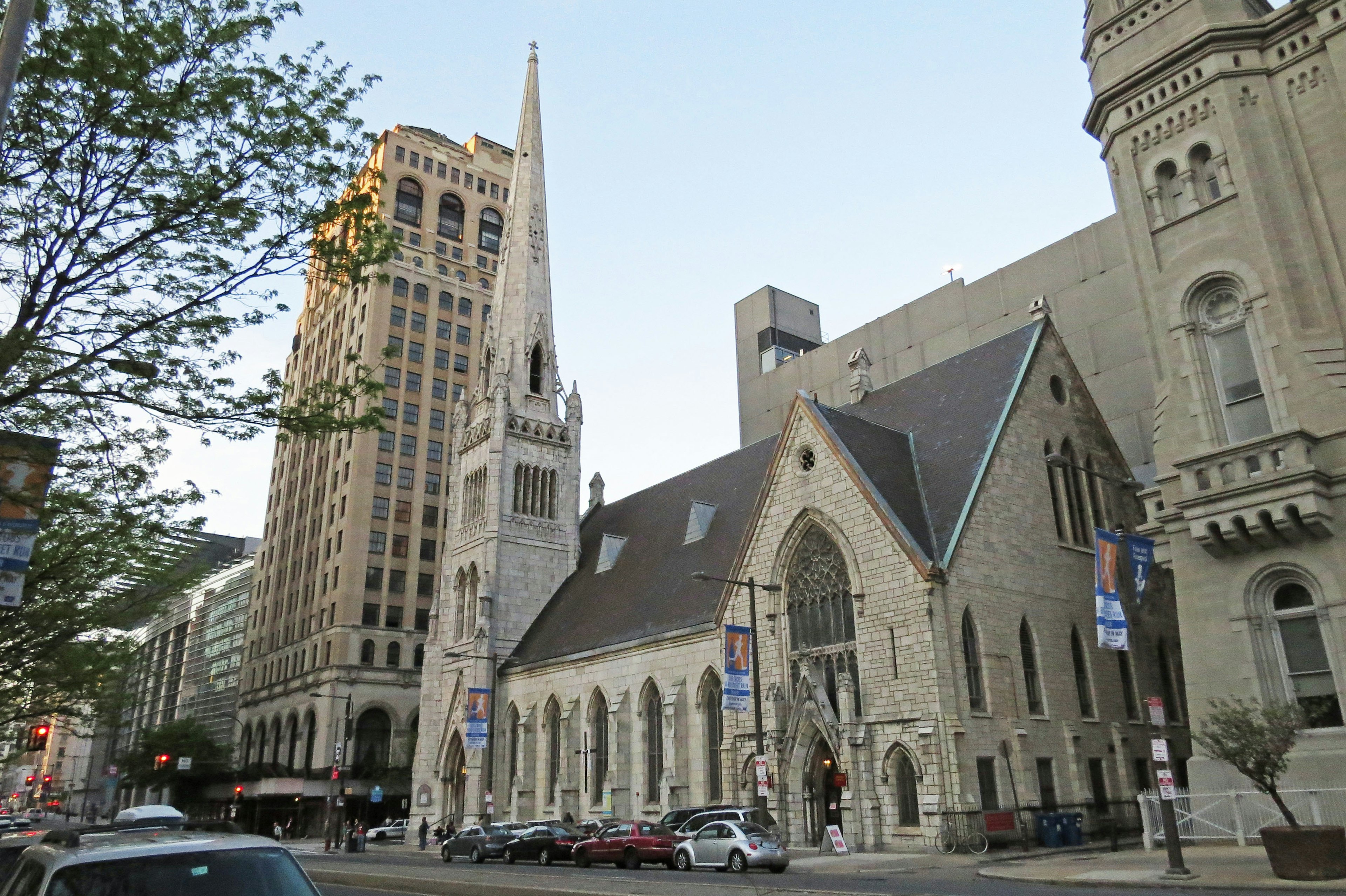 Iglesia histórica y rascacielos en un paisaje urbano