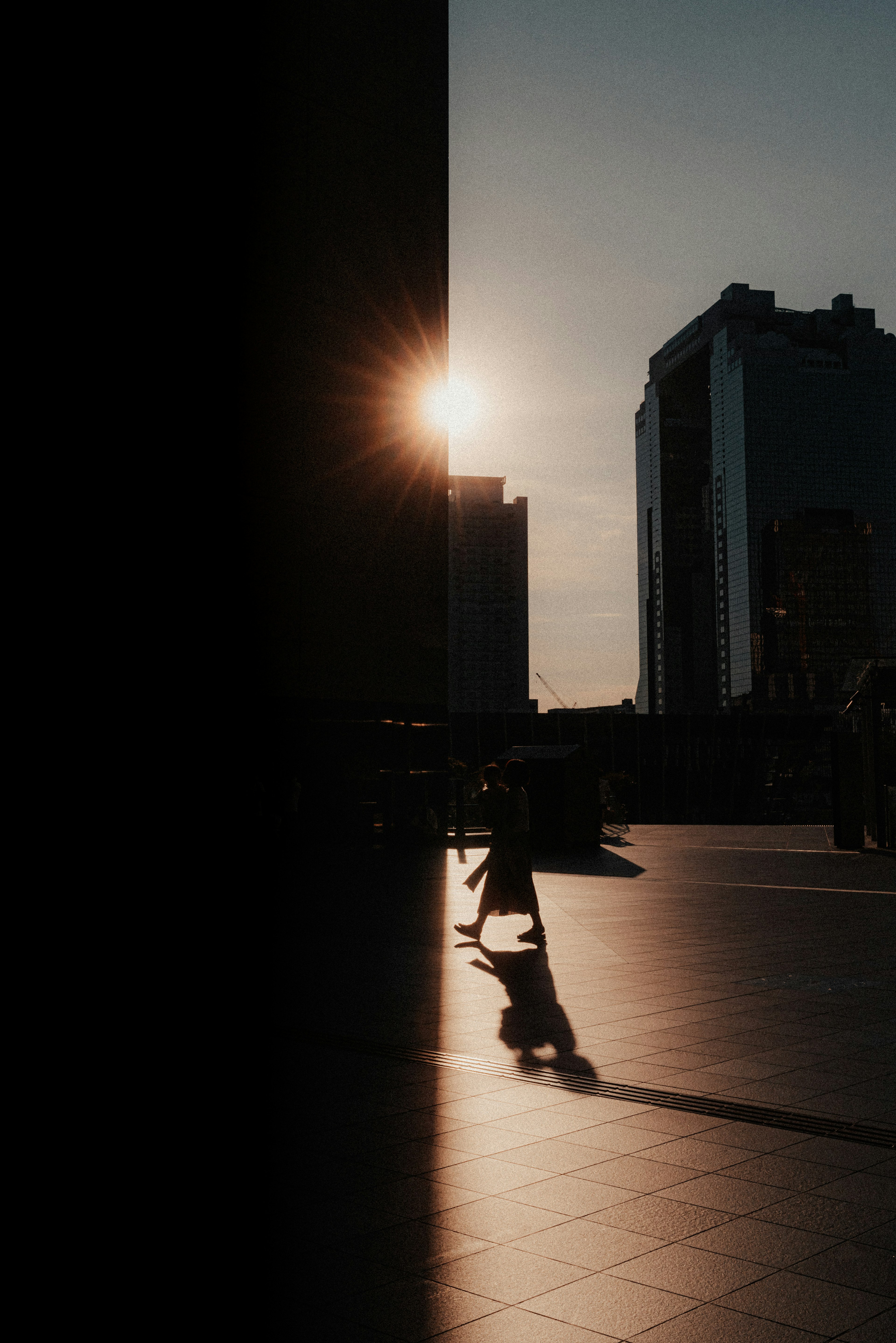 Silhouette di edifici con il sole che tramonta sullo sfondo