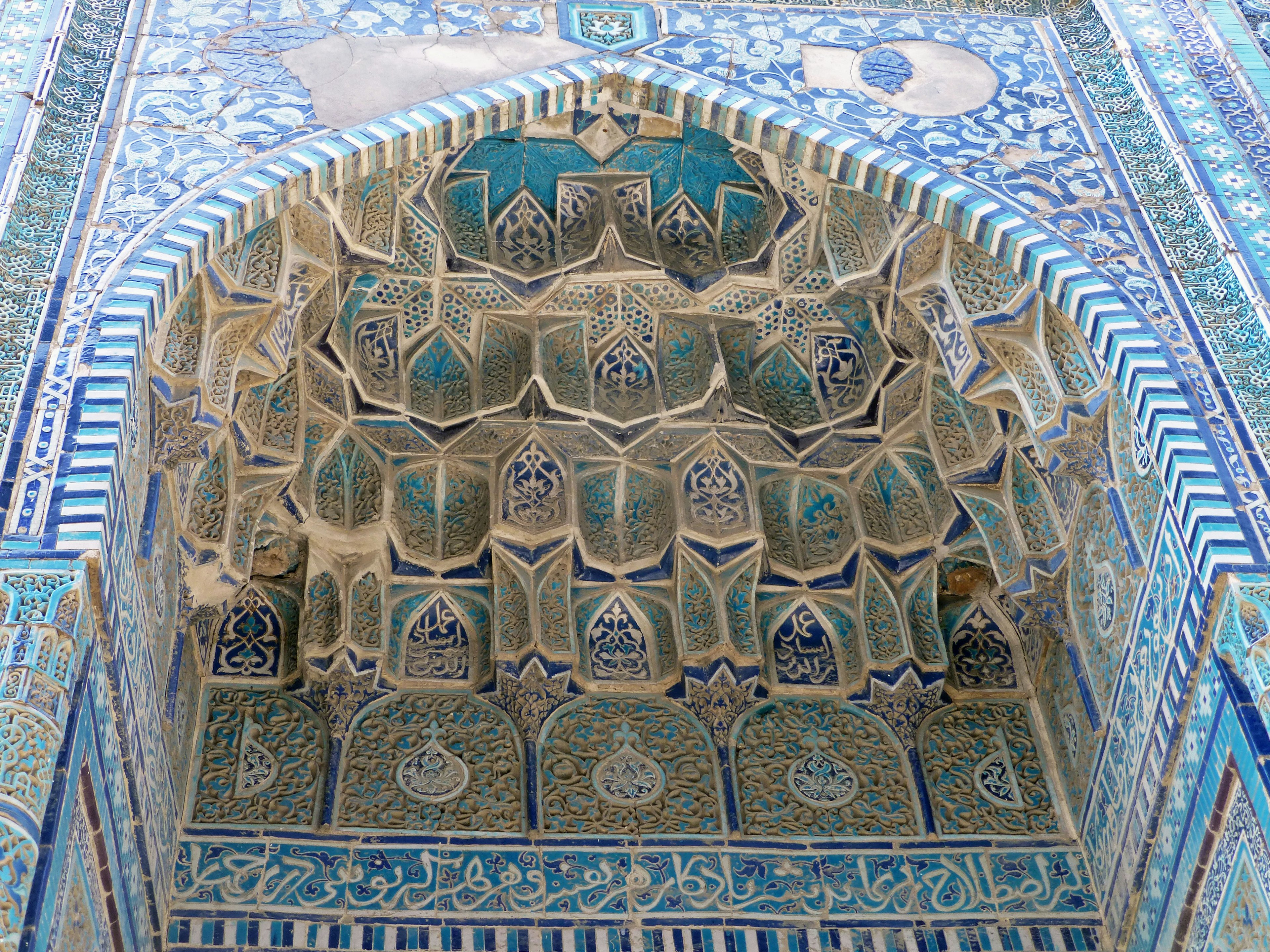 Vue détaillée d'un plafond en forme d'arc décoré en bleu et blanc