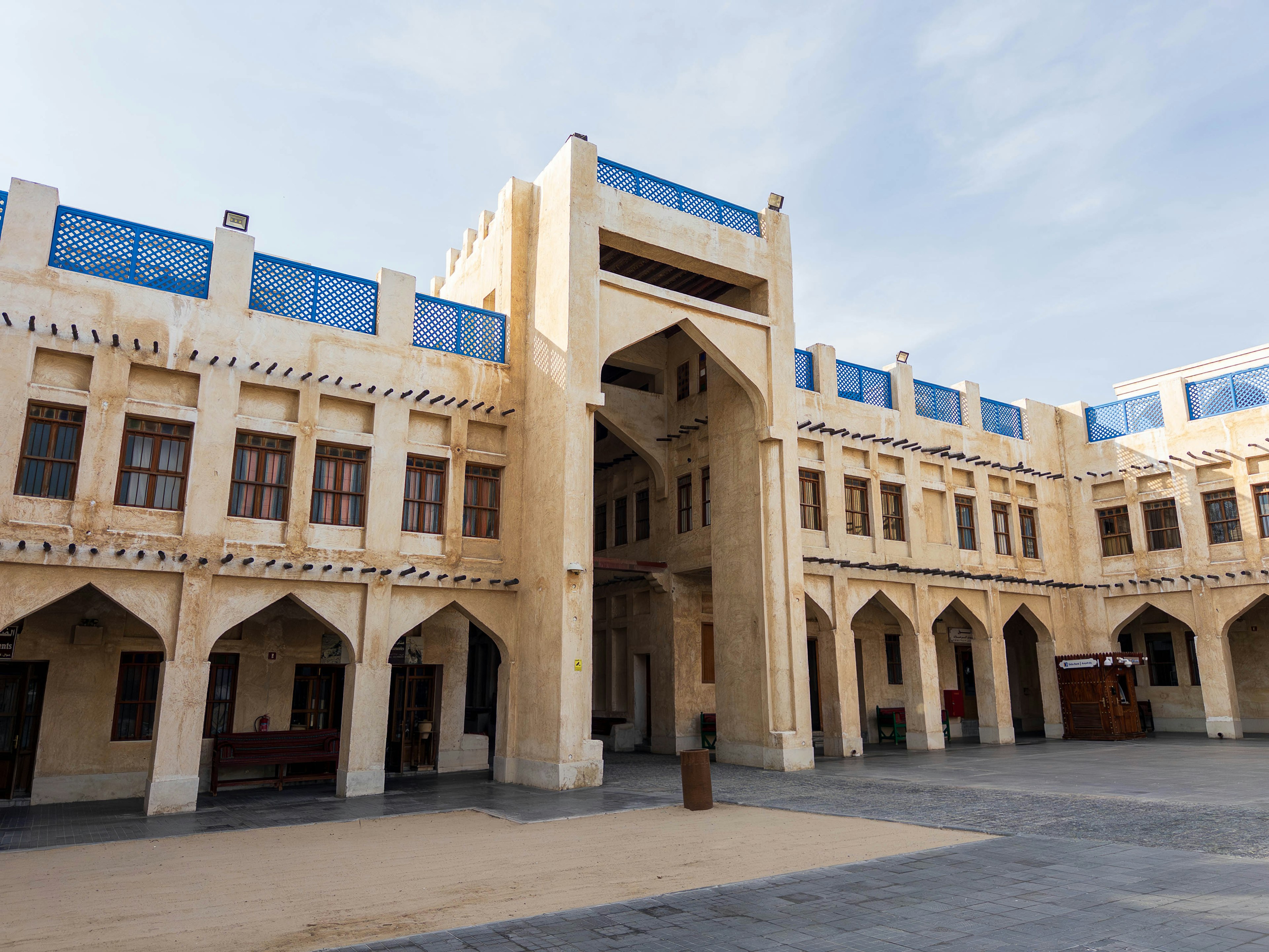 Bâtiment avec une architecture arabe traditionnelle comprenant des arches et des cours